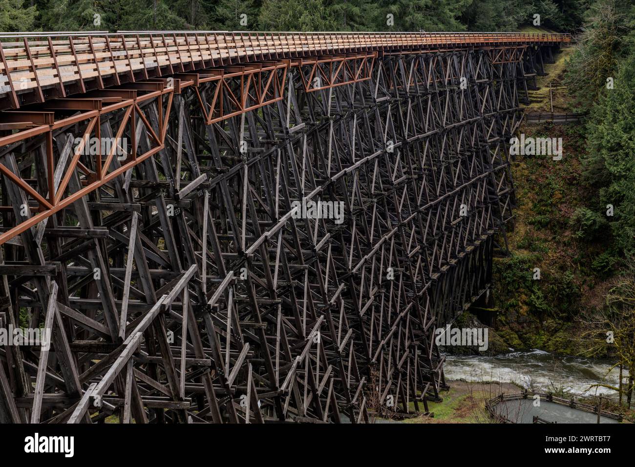 Le tréteau Kinsol au-dessus de la rivière Koksilah, qui fait maintenant partie du sentier de la vallée de Cowichan dans le lac Shawnigan, Colombie-Britannique, Canada. Banque D'Images