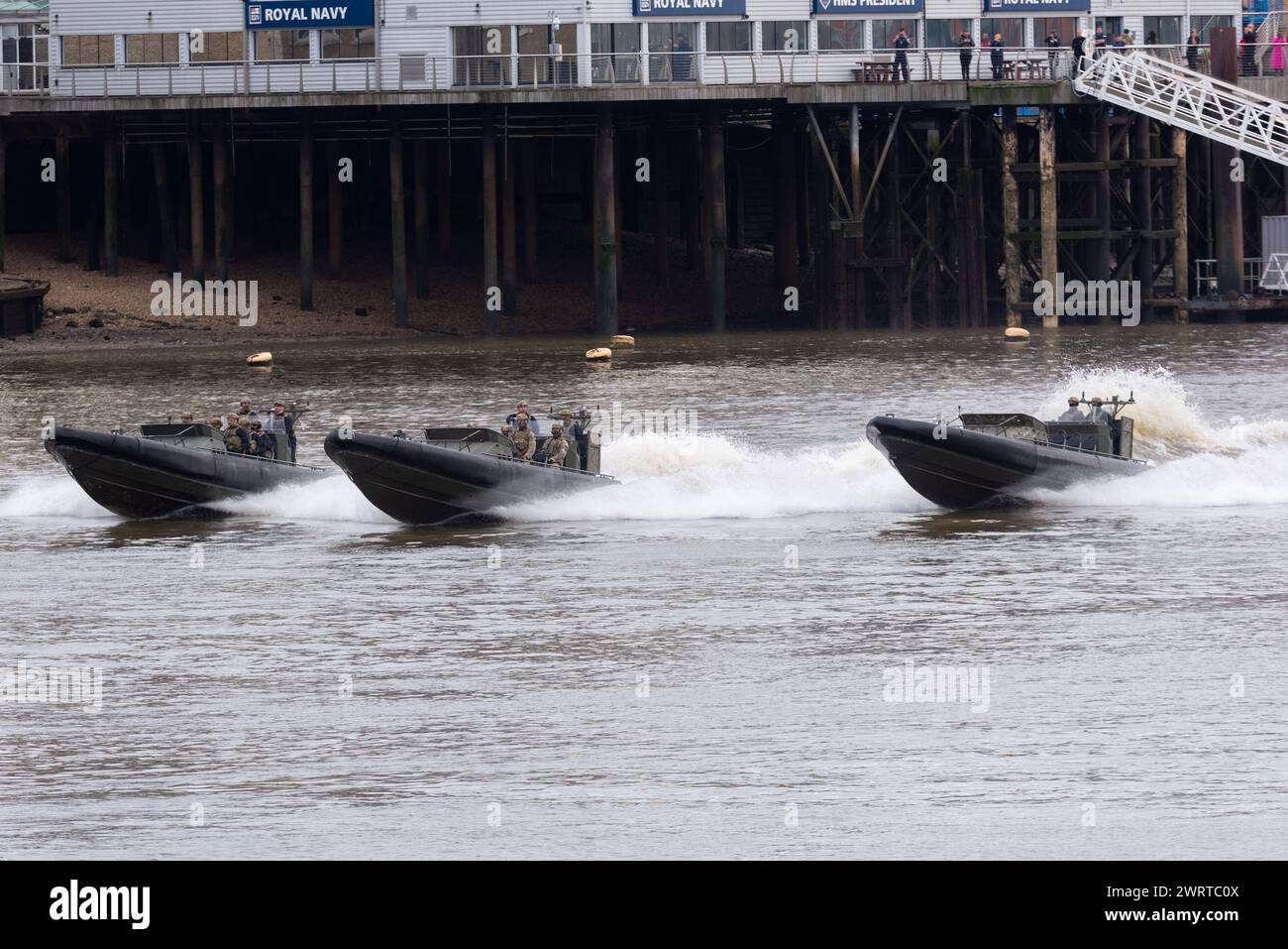 Tour de Londres, Londres, Royaume-Uni. 14 mars 2024. Dans une tradition séculaire, chaque navire qui montait sur la Tamise jusqu'à la City de Londres devait amarrer à Tower Wharf pour décharger une partie de sa cargaison pour le Constable de la Tour, une position datant du XIe siècle. Aujourd’hui, chaque fois qu’un navire de la Royal Naval amarre sur le quai, le capitaine doit présenter au constable un tonneau de vin (les « droits »). L'événement d'aujourd'hui a vu les Royal Marines utiliser des bateaux de raidissement pour amener les «cotisations» à terre via Tower Pier Banque D'Images Tour de Londres, Londres, Royaume-Uni. 14 mars 2024. Dans une tradition séculaire, chaque navire qui montait sur la Tamise jusqu'à la City de Londres devait amarrer à Tower Wharf pour décharger une partie de sa cargaison pour le Constable de la Tour, une position datant du XIe siècle. Aujourd’hui, chaque fois qu’un navire de la Royal Naval amarre sur le quai, le capitaine doit présenter au constable un tonneau de vin (les « droits »). L'événement d'aujourd'hui a vu les Royal Marines utiliser des bateaux de raidissement pour amener les «cotisations» à terre via Tower Pier Banque D'Images