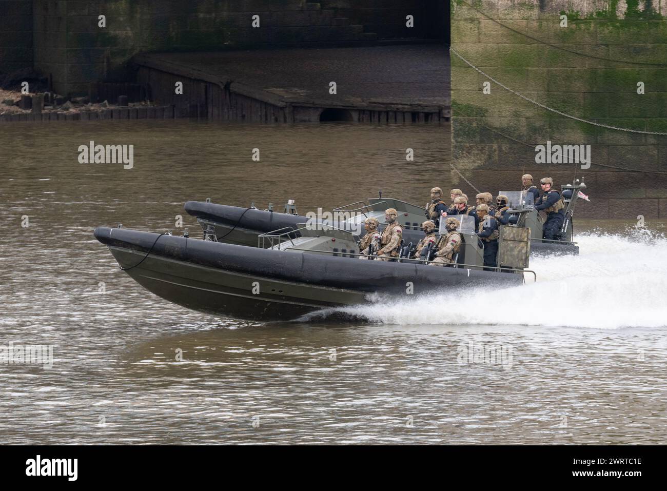 Tour de Londres, Londres, Royaume-Uni. 14 mars 2024. Dans une tradition séculaire, chaque navire qui montait sur la Tamise jusqu'à la City de Londres devait amarrer à Tower Wharf pour décharger une partie de sa cargaison pour le Constable de la Tour, une position datant du XIe siècle. Aujourd’hui, chaque fois qu’un navire de la Royal Naval amarre sur le quai, le capitaine doit présenter au constable un tonneau de vin (les « droits »). L'événement d'aujourd'hui a vu les Royal Marines utiliser des bateaux de raidissement pour amener les «cotisations» à terre via Tower Pier Banque D'Images Tour de Londres, Londres, Royaume-Uni. 14 mars 2024. Dans une tradition séculaire, chaque navire qui montait sur la Tamise jusqu'à la City de Londres devait amarrer à Tower Wharf pour décharger une partie de sa cargaison pour le Constable de la Tour, une position datant du XIe siècle. Aujourd’hui, chaque fois qu’un navire de la Royal Naval amarre sur le quai, le capitaine doit présenter au constable un tonneau de vin (les « droits »). L'événement d'aujourd'hui a vu les Royal Marines utiliser des bateaux de raidissement pour amener les «cotisations» à terre via Tower Pier Banque D'Images