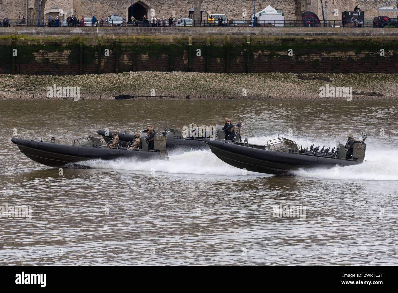 Tour de Londres, Londres, Royaume-Uni. 14 mars 2024. Dans une tradition séculaire, chaque navire qui montait sur la Tamise jusqu'à la City de Londres devait amarrer à Tower Wharf pour décharger une partie de sa cargaison pour le Constable de la Tour, une position datant du XIe siècle. Aujourd’hui, chaque fois qu’un navire de la Royal Naval amarre sur le quai, le capitaine doit présenter au constable un tonneau de vin (les « droits »). L'événement d'aujourd'hui a vu les Royal Marines utiliser des bateaux de raidissement pour amener les «cotisations» à terre via Tower Pier Banque D'Images Tour de Londres, Londres, Royaume-Uni. 14 mars 2024. Dans une tradition séculaire, chaque navire qui montait sur la Tamise jusqu'à la City de Londres devait amarrer à Tower Wharf pour décharger une partie de sa cargaison pour le Constable de la Tour, une position datant du XIe siècle. Aujourd’hui, chaque fois qu’un navire de la Royal Naval amarre sur le quai, le capitaine doit présenter au constable un tonneau de vin (les « droits »). L'événement d'aujourd'hui a vu les Royal Marines utiliser des bateaux de raidissement pour amener les «cotisations» à terre via Tower Pier Banque D'Images