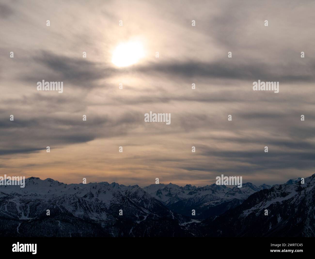 Vue sur les Alpes françaises avec ciel coloré Banque D'Images