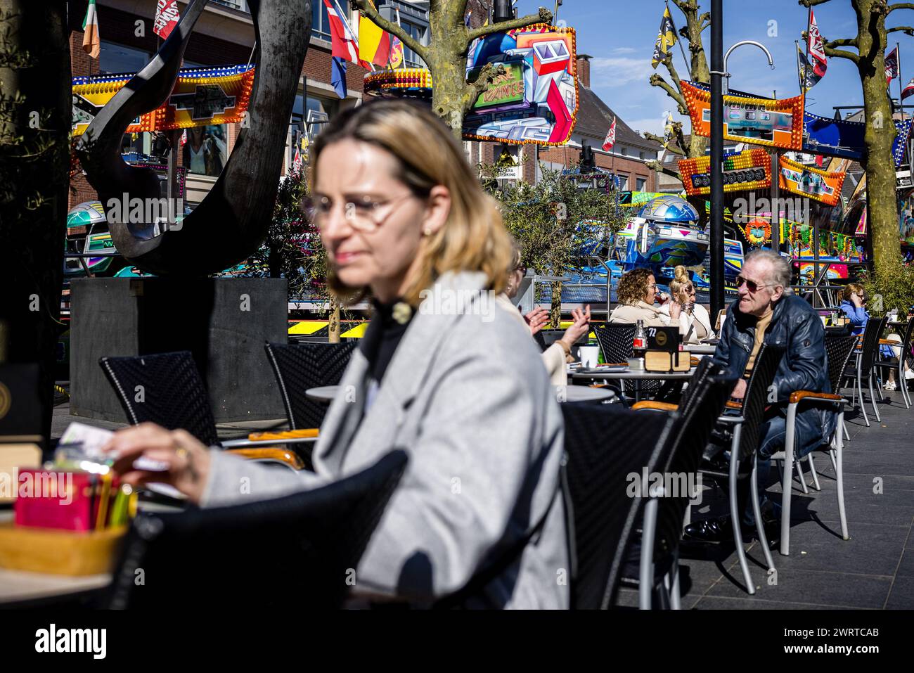 HELMOND - excursion d'une journée sur une terrasse ensoleillée. Le climat printanier est doux dans tout les pays-Bas, avec les températures les plus élevées dans l'est du Brabant et du Limbourg. ANP ROB ENGELAAR pays-bas OUT - belgique OUT Banque D'Images