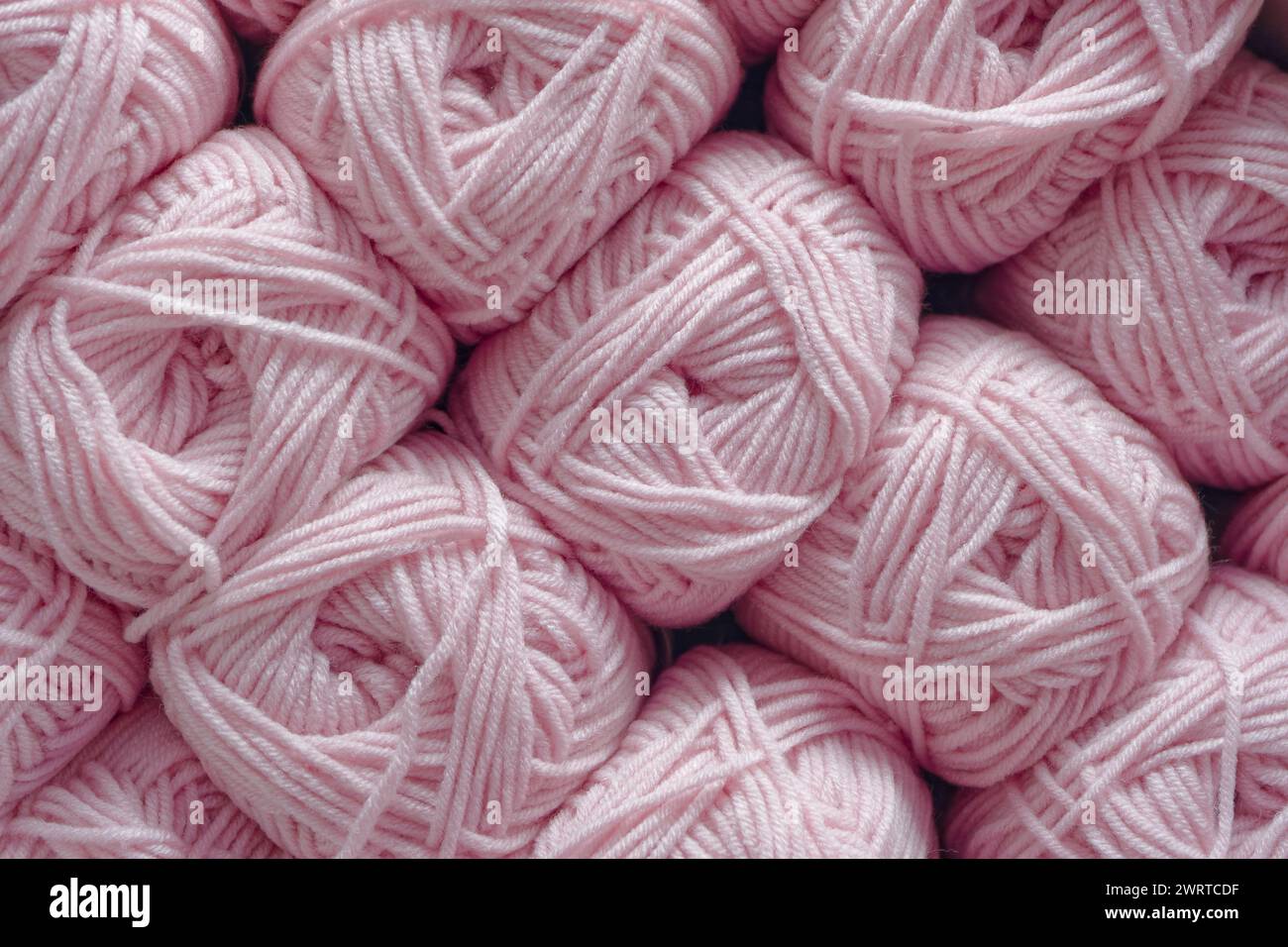 Plusieurs boules de fils roses, fond textile abstrait Banque D'Images