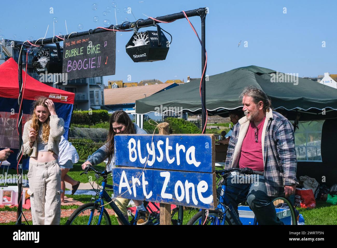 Les gens qui roulent à vélo génèrent de l'électricité pour les machines à bulles à Blystra Arts zone dans le cadre du festival communautaire Connect on the court sur Killacourt Banque D'Images
