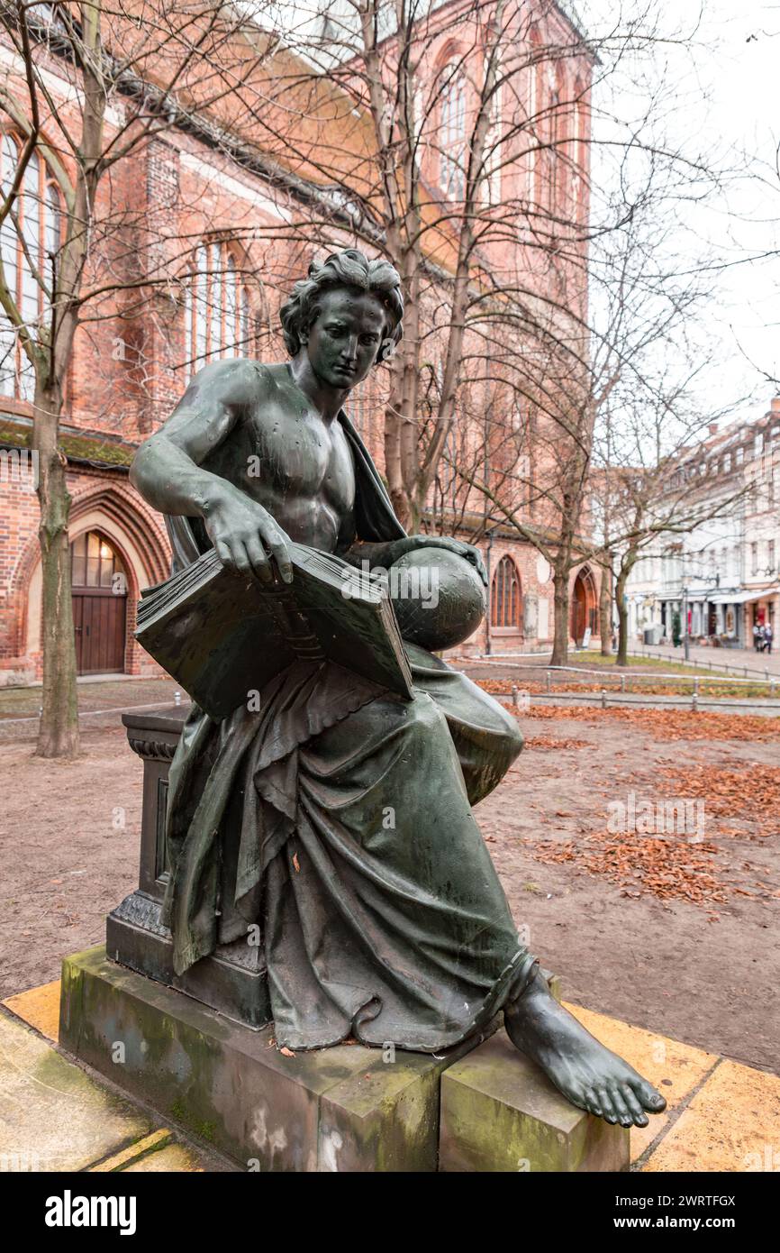 Berlin, Allemagne - 16 décembre 2021 : statue en bronze d'Albert Wolff, intitulée L'allégorie de la science à côté de la Nikolaikirche à Mitte, Berlin, Allemagne. Banque D'Images