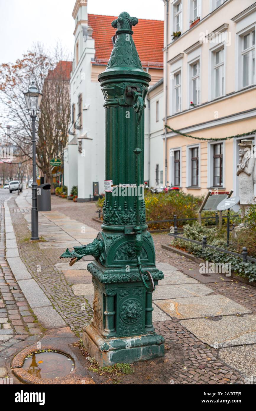 Berlin, Allemagne - 16 décembre 2021 : ancienne fontaine d'eau à Nikolaiviertel, quartier Nicholas, un vieux quartier de la capitale allemande de Berlin, fondée c.. Banque D'Images