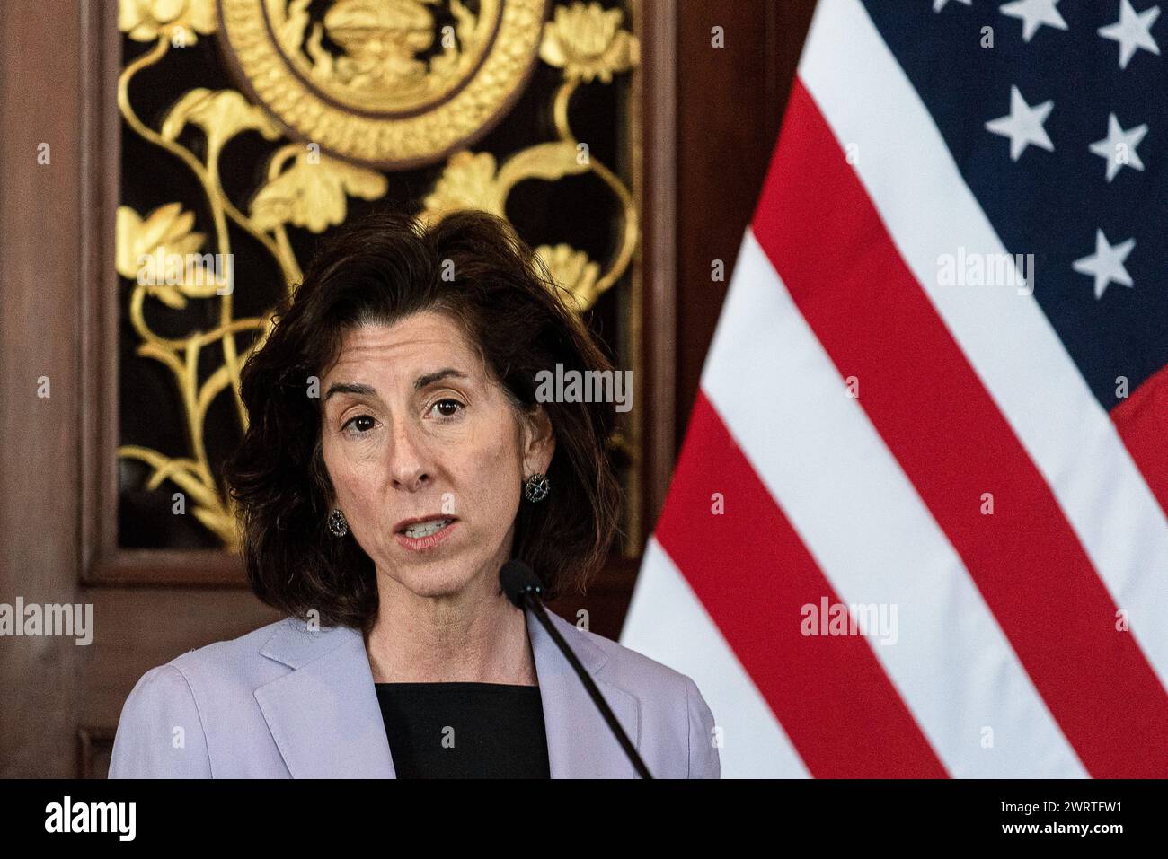 Bangkok, Thaïlande. 14 mars 2024. Gina Raimondo, secrétaire américaine au commerce, parle à la presse lors d'une réunion avec des dirigeants d'entreprise au ministère des Affaires étrangères à Bangkok. Visite officielle de Gina Raimondo, secrétaire au commerce des États-Unis en Thaïlande pour promouvoir les relations commerciales et d'investissement américano-thaïlandaises. (Photo de Peerapon Boonyakiat/SOPA images/SIPA USA) crédit : SIPA USA/Alamy Live News Banque D'Images