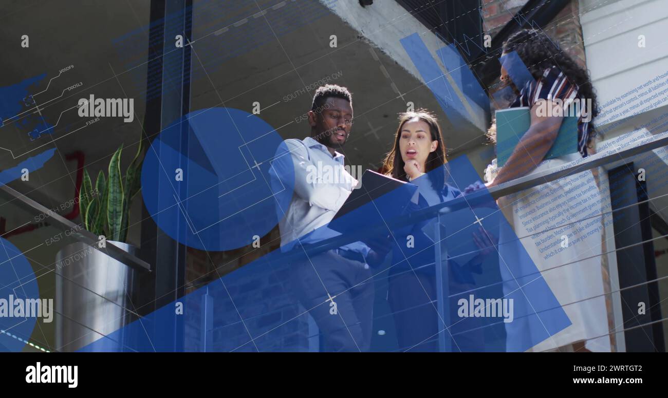 Image de l'interface infographique sur divers collègues heureux discutant dossier dans le couloir Banque D'Images