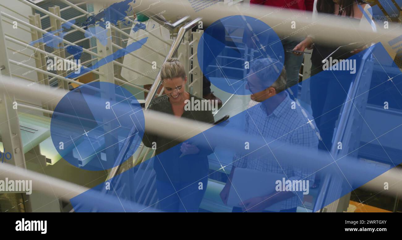 Image de l'interface infographique et de divers collègues descendant sur les marches du bureau Banque D'Images