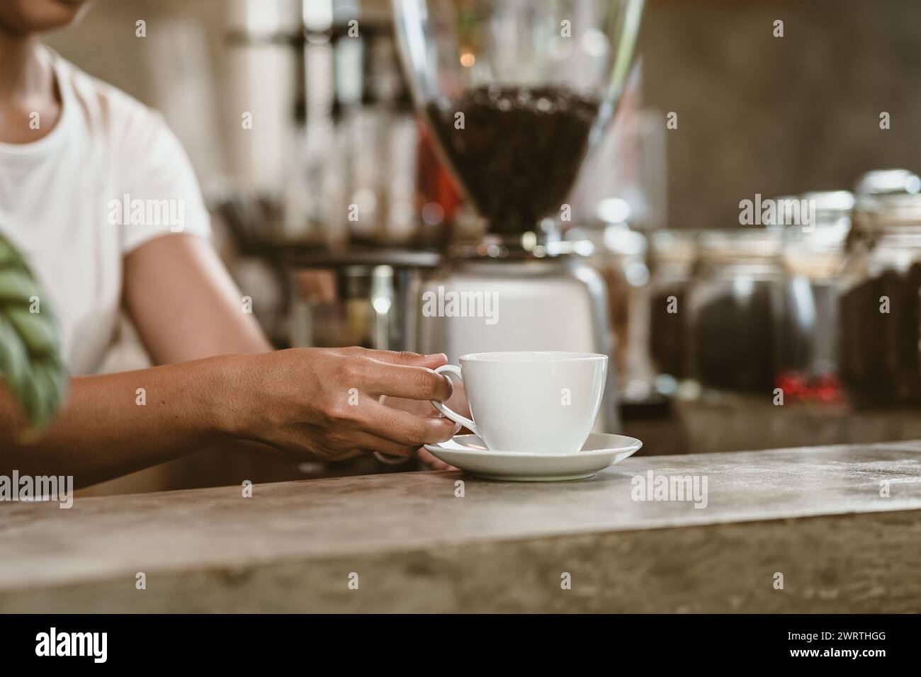 Barista servant un café au client au café. Banque D'Images