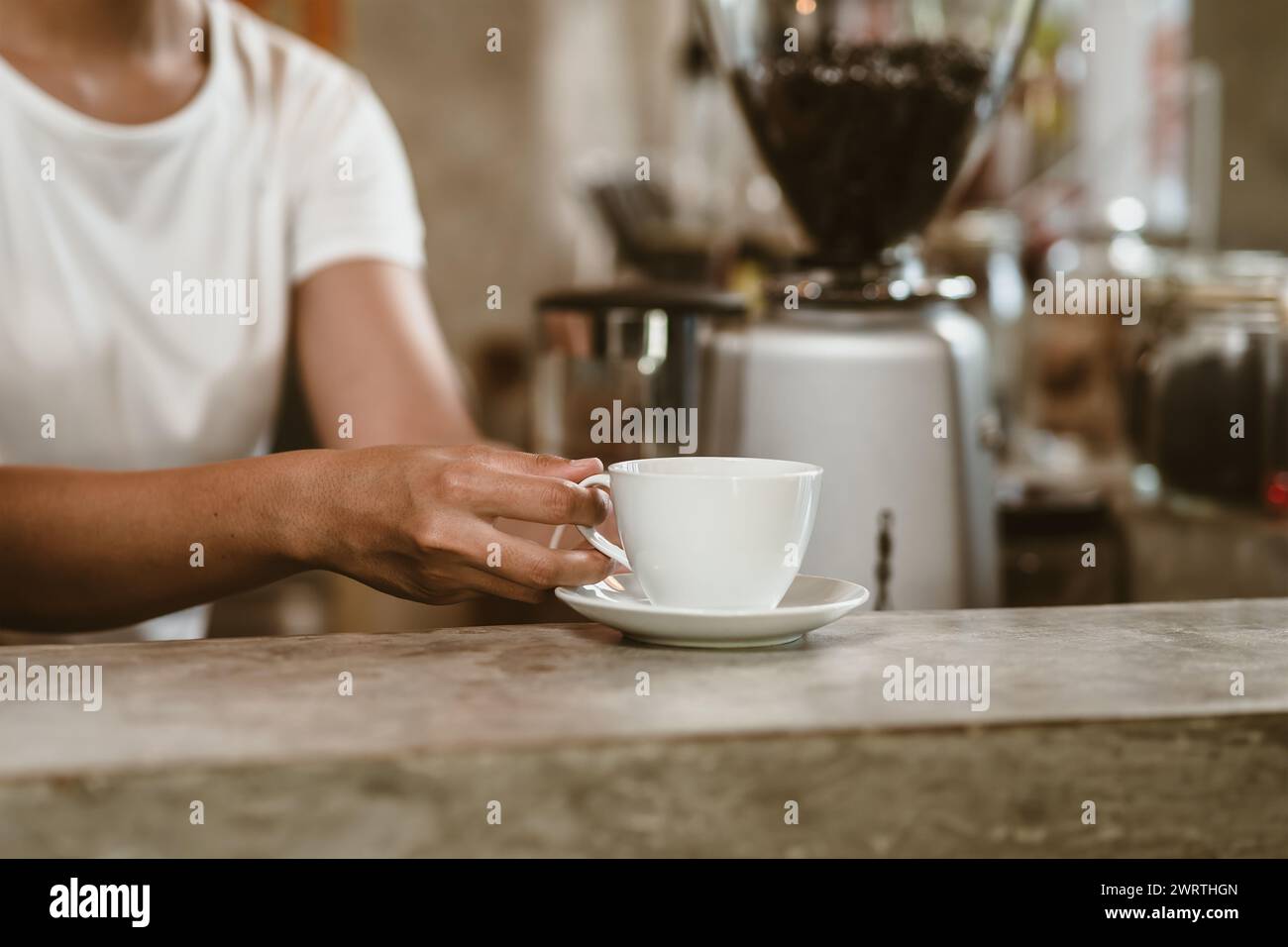 Barista servant un café au client au café. Banque D'Images