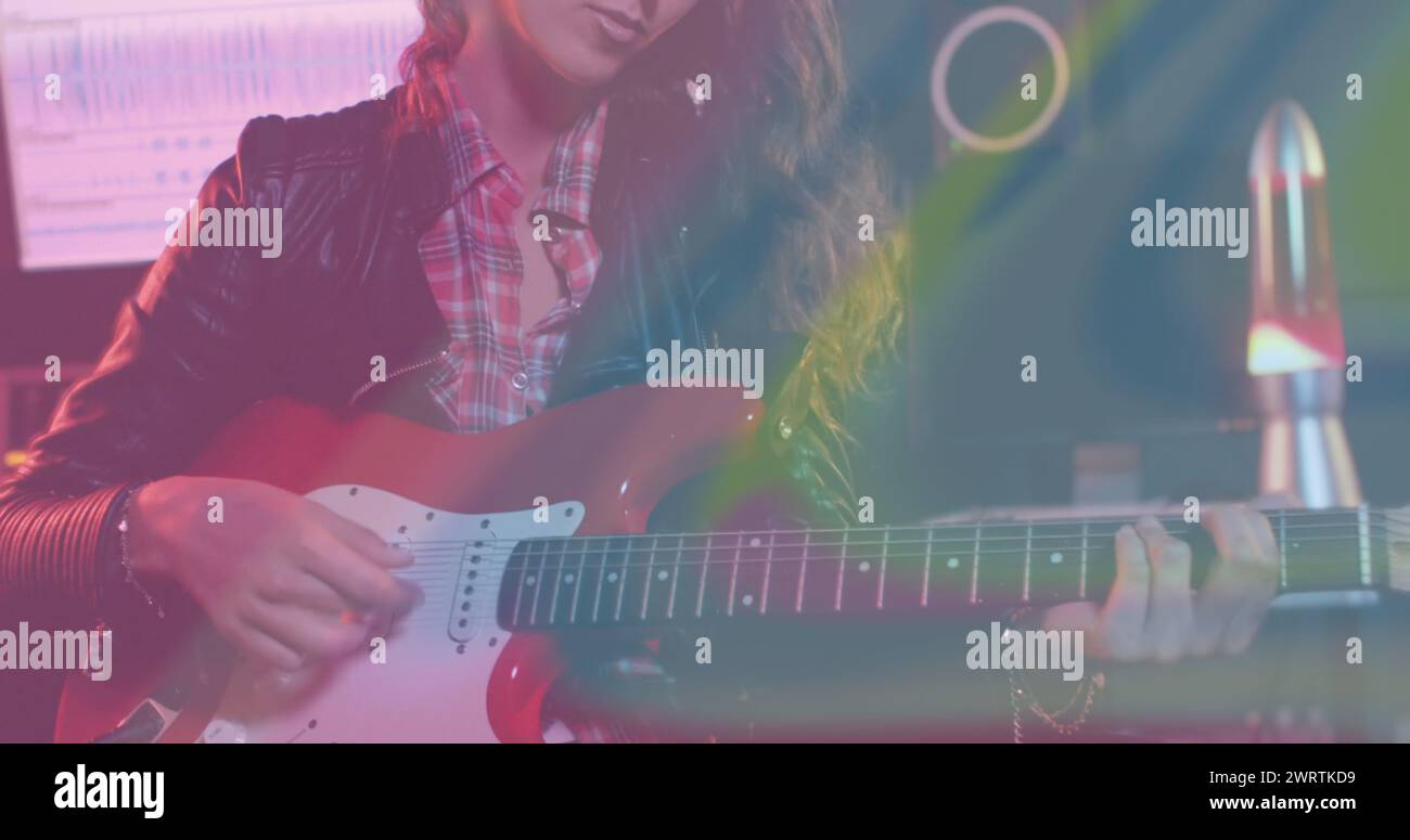 Image d'ondes lumineuses colorées sur une guitariste féminine caucasienne jouant de la guitare électrique rouge Banque D'Images