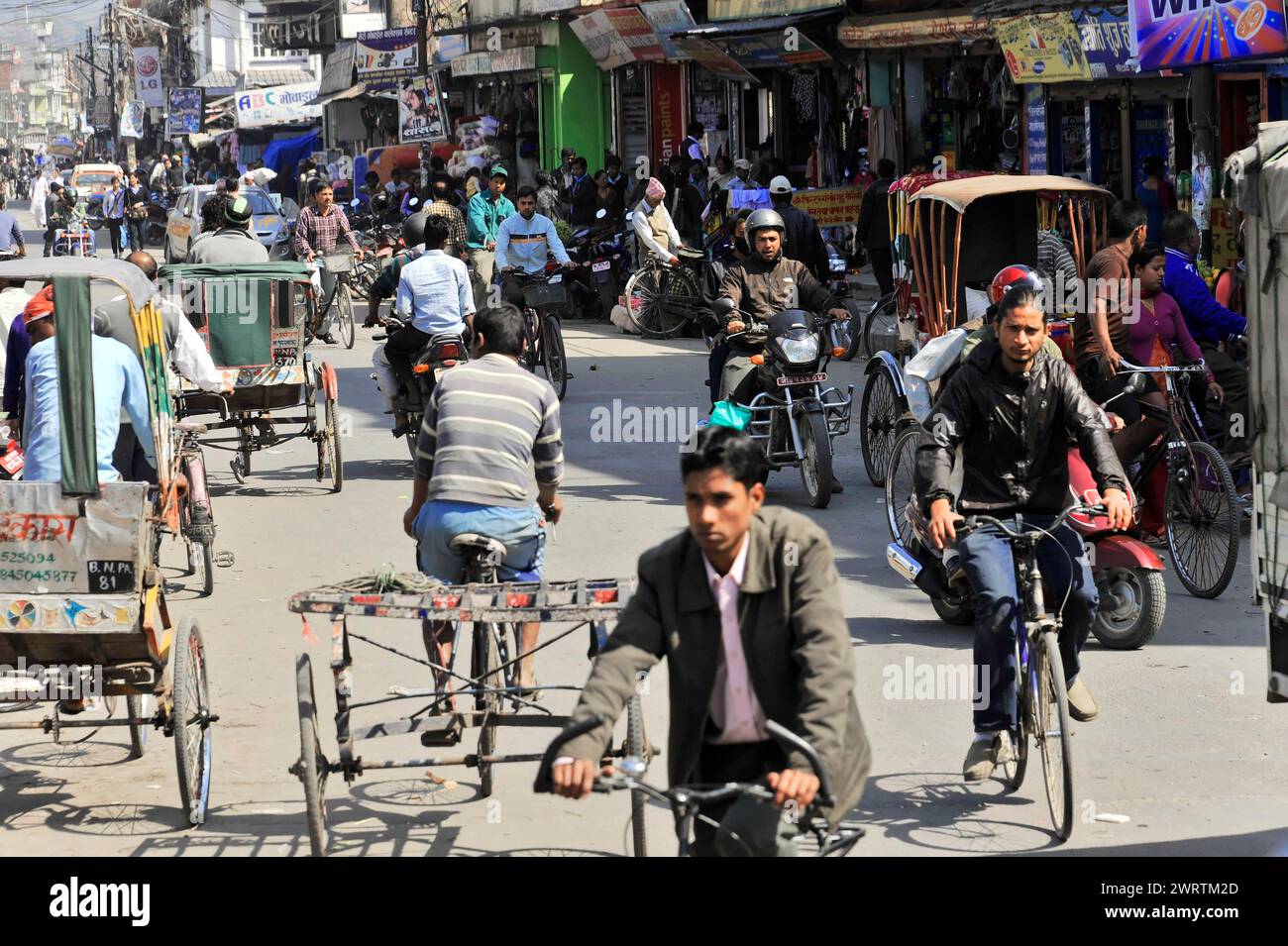 Agitation urbaine avec des vélos, des rickshaws et des piétons dans une rue animée, Bhairahawa, Népal Banque D'Images Agitation urbaine avec des vélos, des rickshaws et des piétons dans une rue animée, Bhairahawa, Népal Banque D'Images