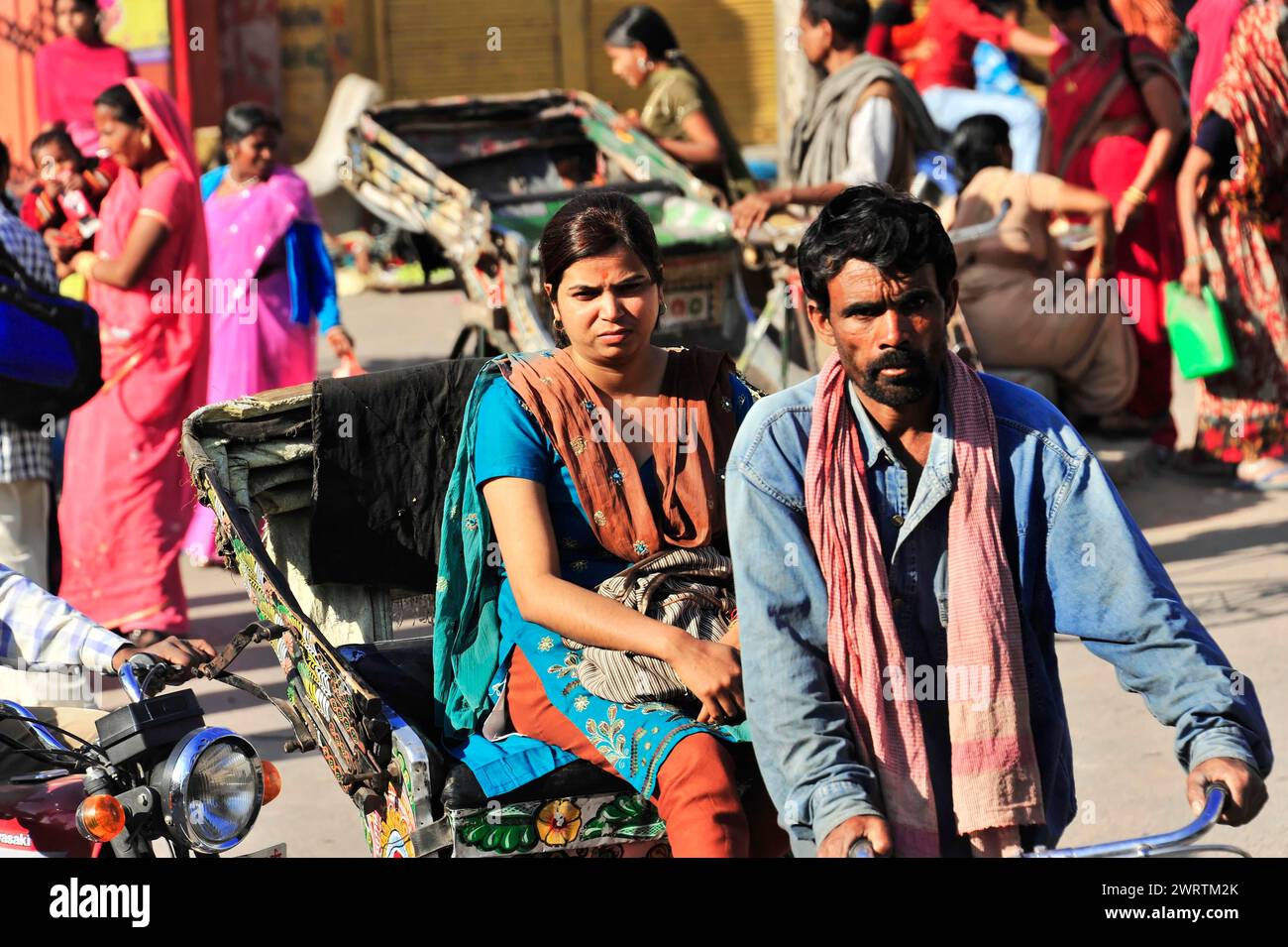 Chauffeur de pousse-pousse conduisant des passagers à travers une rue urbaine animée, frontière Inde-Népal, Gorakhpur, Bhairahawa, Inde, Népal Banque D'Images Chauffeur de pousse-pousse conduisant des passagers à travers une rue urbaine animée, frontière Inde-Népal, Gorakhpur, Bhairahawa, Inde, Népal Banque D'Images