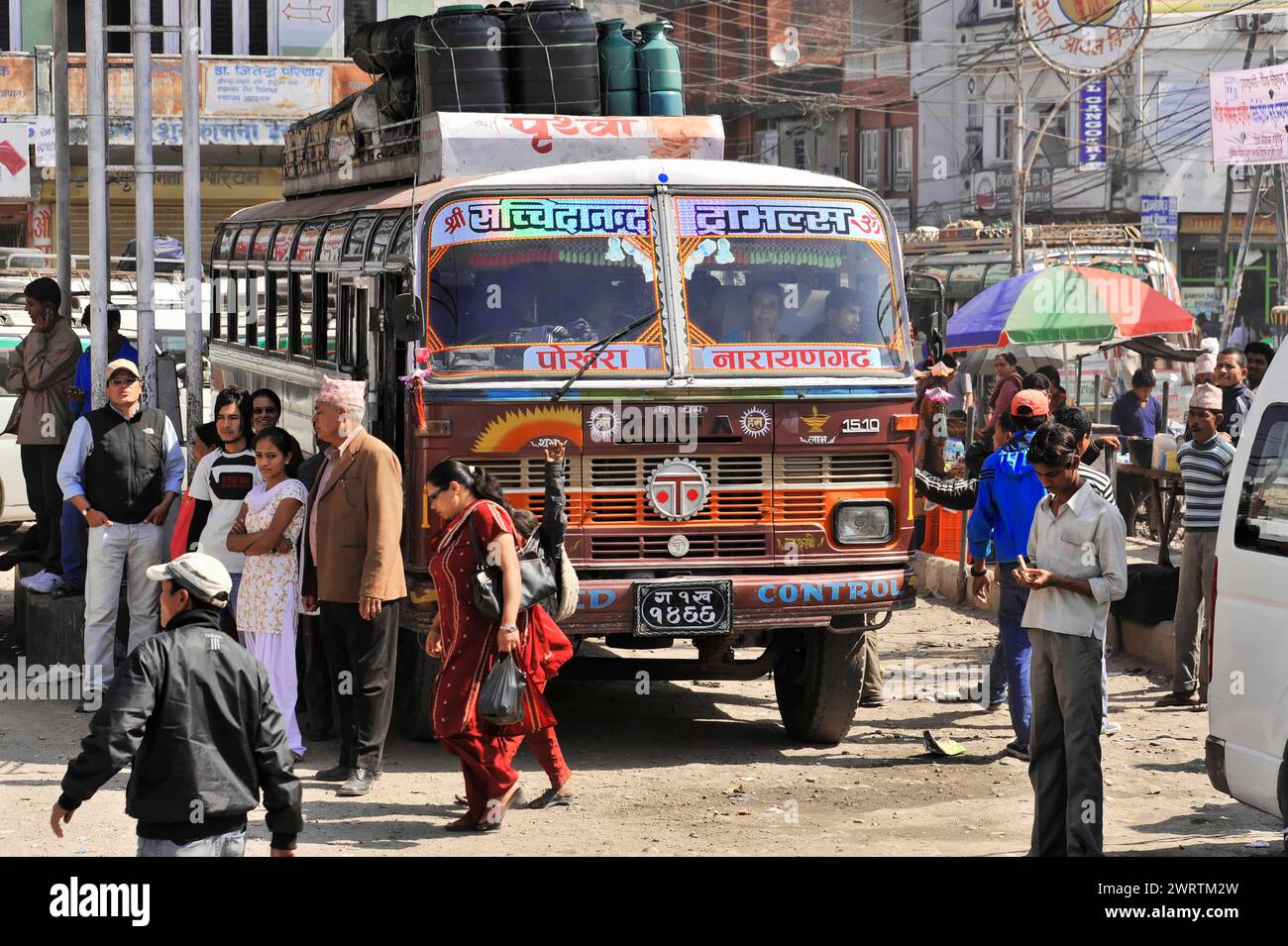 Un camion peint de couleurs vives se trouve dans la circulation dans une rue animée de la ville, Bhairahawa, Népal Banque D'Images Un camion peint de couleurs vives se trouve dans la circulation dans une rue animée de la ville, Bhairahawa, Népal Banque D'Images