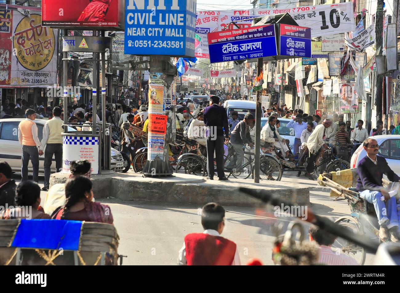 Rue animée avec des gens, des vélos et des magasins dans une ville en Inde, frontière Inde-Népal, Gorakhpur, Bhairahawa, Inde, Népal Banque D'Images Rue animée avec des gens, des vélos et des magasins dans une ville en Inde, frontière Inde-Népal, Gorakhpur, Bhairahawa, Inde, Népal Banque D'Images