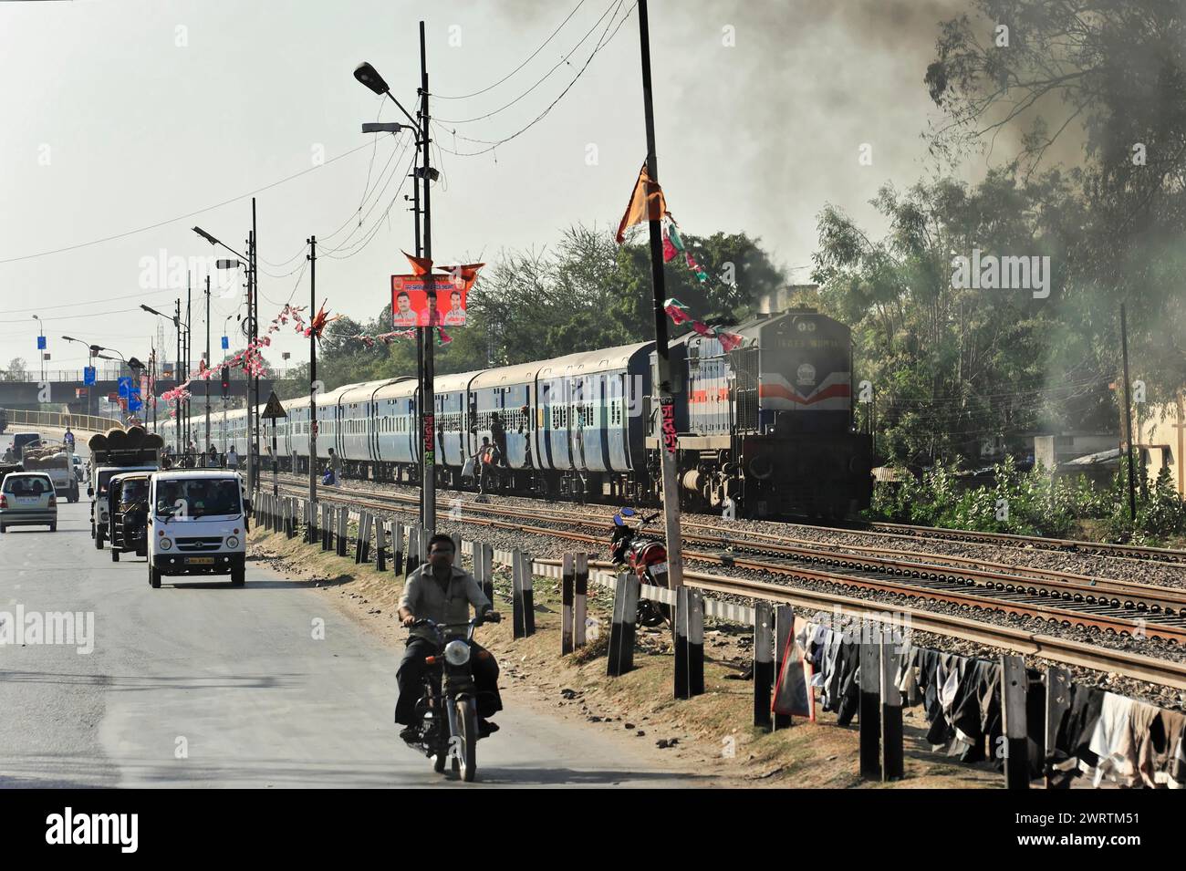 Vue d'un chemin de fer à côté du trafic routier urbain avec la montée de fumée, frontière Inde-Népal, Gorakhpur, Bhairahawa, Inde, Népal Banque D'Images Vue d'un chemin de fer à côté du trafic routier urbain avec la montée de fumée, frontière Inde-Népal, Gorakhpur, Bhairahawa, Inde, Népal Banque D'Images