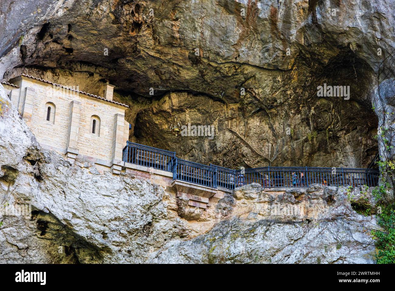 Grotte Sainte de notre-Dame de Covadonga, sanctuaire catholique dans la roche. Covadonga, Asturies, Espagne. Banque D'Images