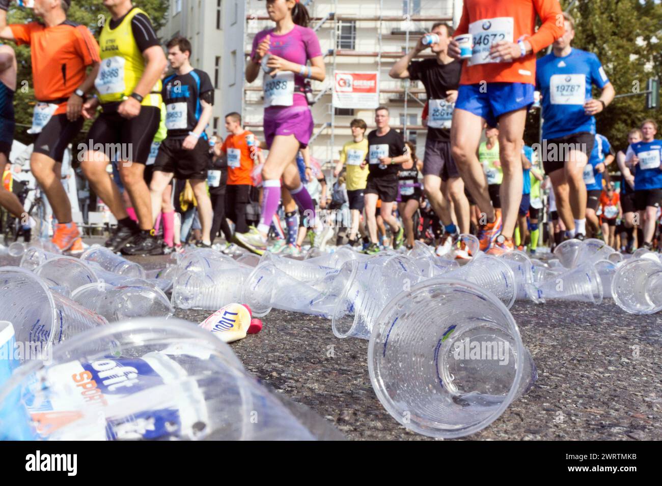 Gobelets vides couchés dans la rue le long de la route du marathon, Berlin, 25.oe09.2016 Banque D'Images