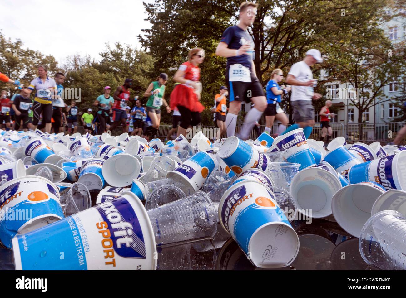 Gobelets vides couchés dans la rue le long de la route du marathon, Berlin, 25.oe09.2016 Banque D'Images