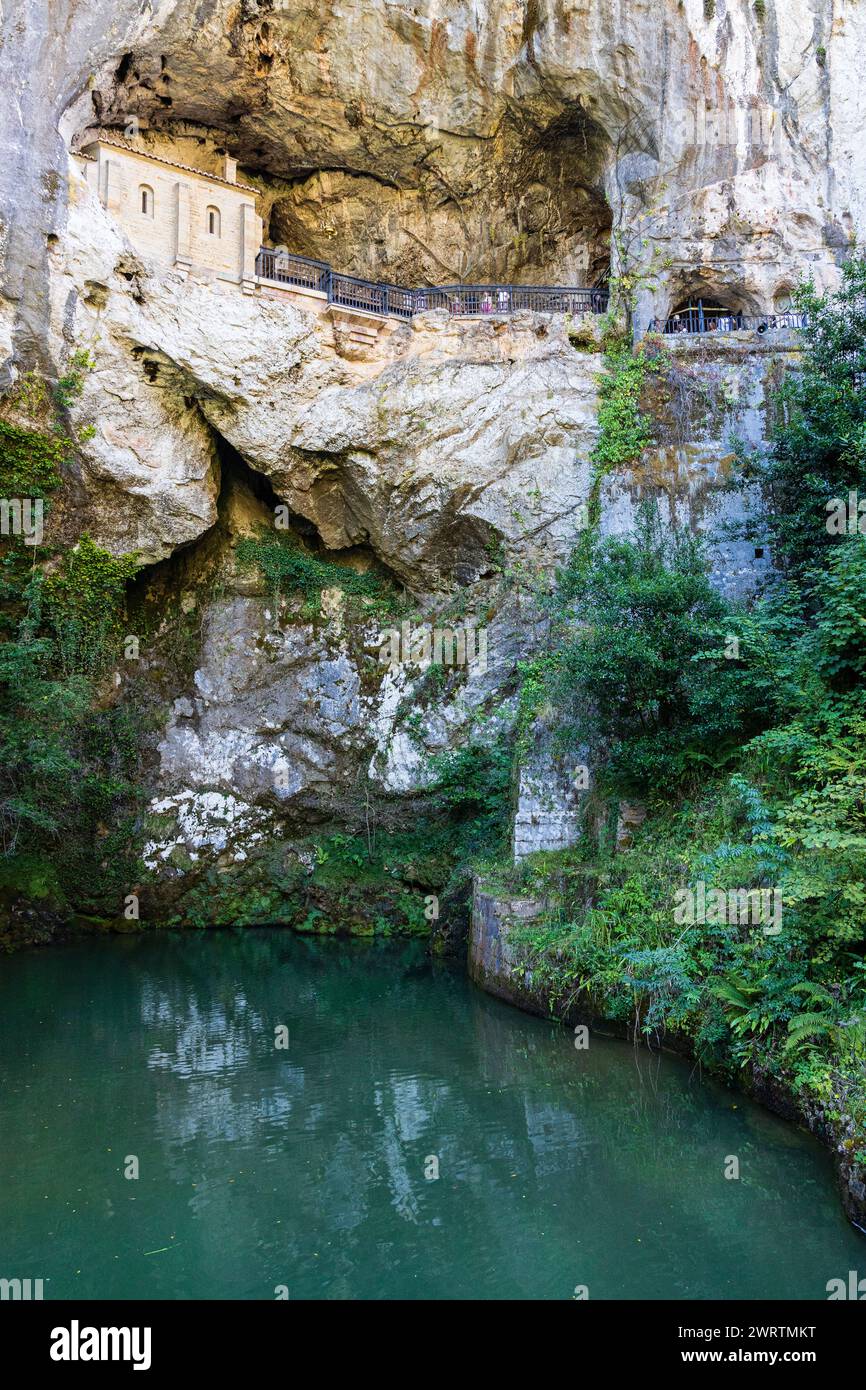 Sainte grotte de notre-Dame de Covadonga dans la roche et un petit lac avec de l'eau verte. Covadonga, Asturies, Espagne. Banque D'Images