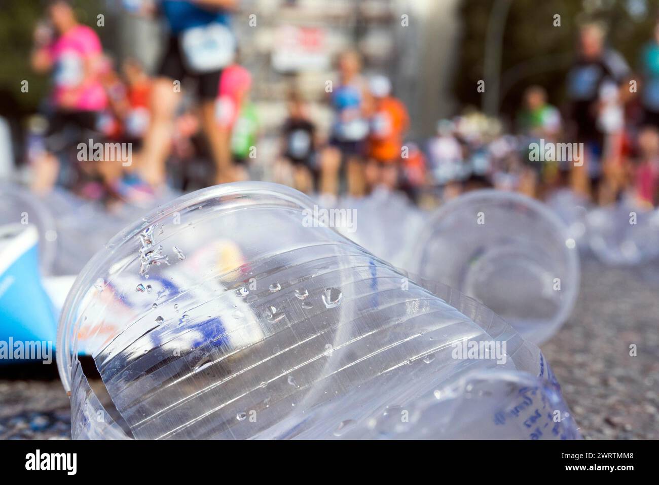 Gobelets vides couchés dans la rue le long de la route du marathon, Berlin, 25.oe09.2016 Banque D'Images