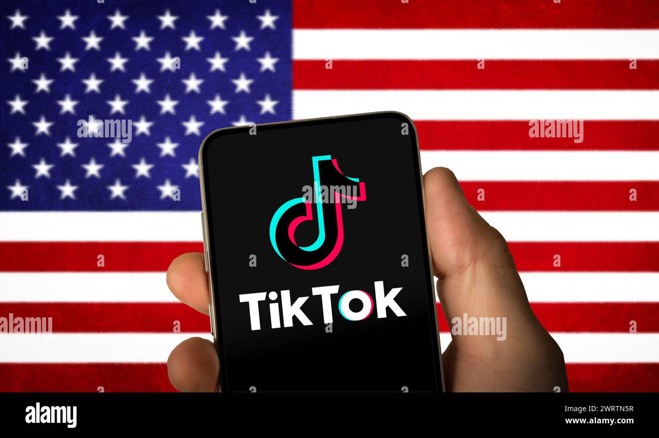 Application TikTok affichée sur l'appareil mobile - contexte d'interdiction Banque D'Images