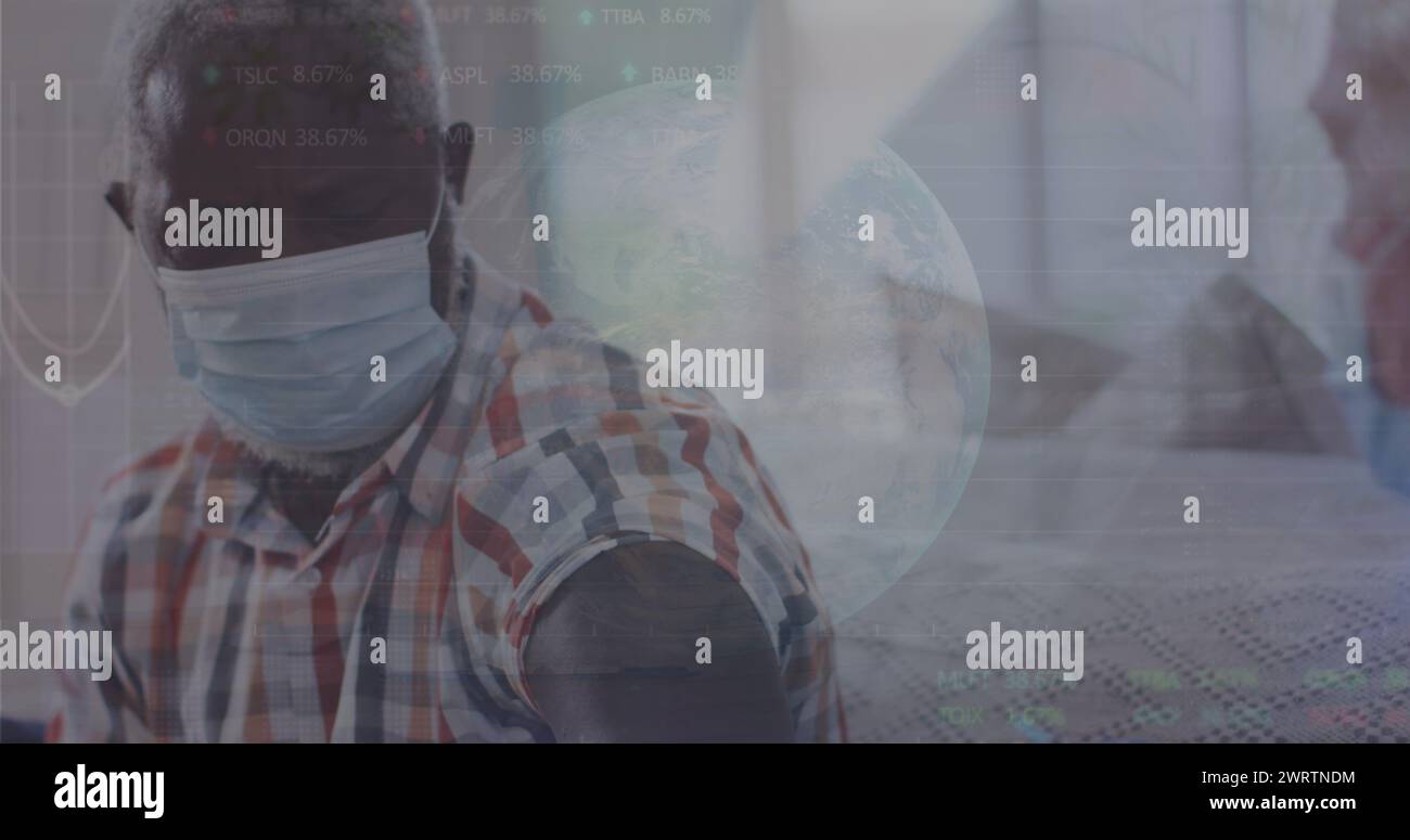 Image d'un traitement de données sur un homme afro-américain vacciné par masque facial Banque D'Images