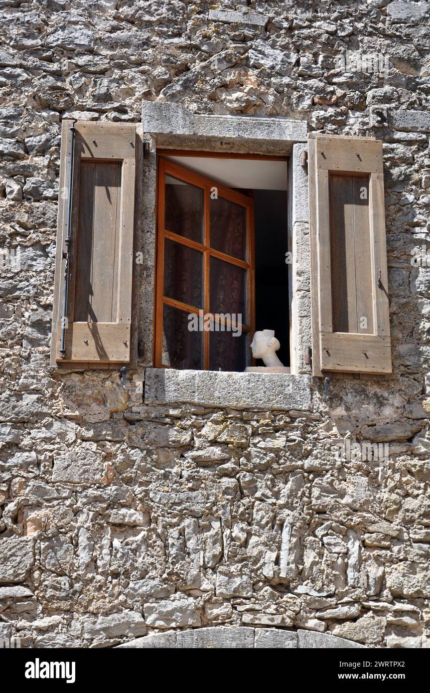 Tête en céramique blanche sur un rebord de fenêtre en France Banque D'Images