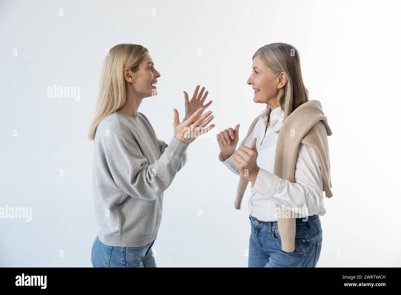 Maman et fille gesticulant et discutant de quelque chose de très émotionnel Banque D'Images