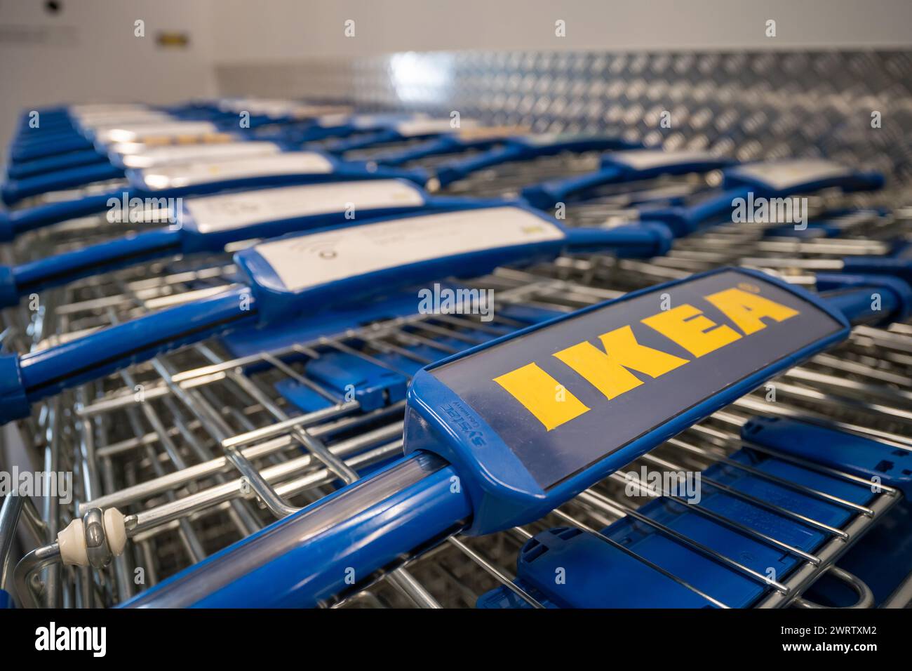 Kuala Lumpur, Malaisie - mars 8,2024 : chariot ou chariot Ikea utilisé pour transporter des meubles. Banque D'Images