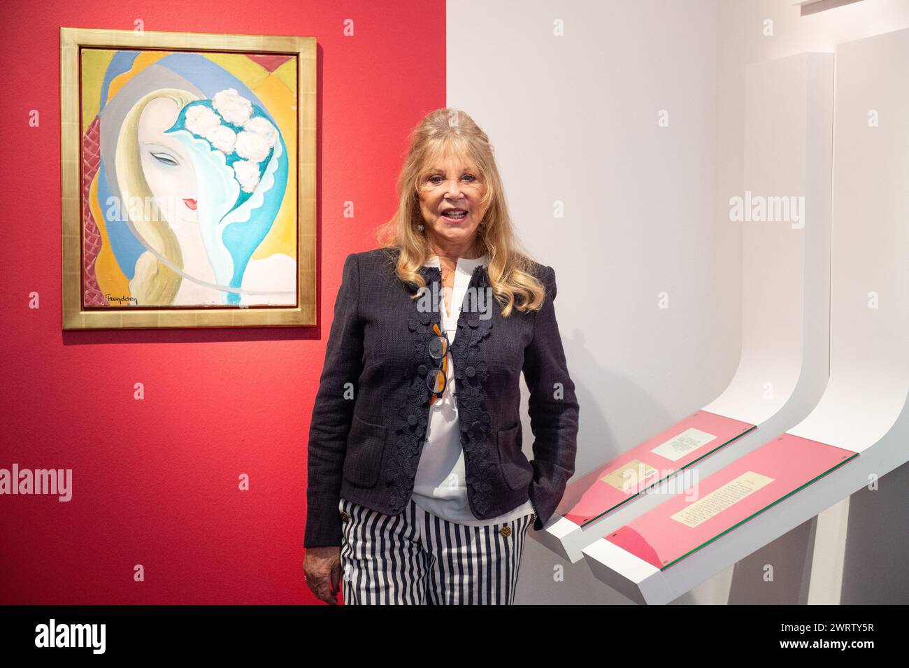 Londres, Angleterre, Royaume-Uni. 14 mars 2024. Mannequin, photographe et icône PATTIE BOYD, posant à côté de la couverture originale de l'album 'Layla' de 1970 de Derek and the Dominos, créé par l'artiste Emile Theodore Frandsen de Schomberg, d'une valeur estimée à 40 000-60 000 GBP, lors d'une conférence de presse chez Christie's à Londres. (Crédit image : © Thomas Krych/ZUMA Press Wire) USAGE ÉDITORIAL SEULEMENT! Non destiné à UN USAGE commercial ! Banque D'Images