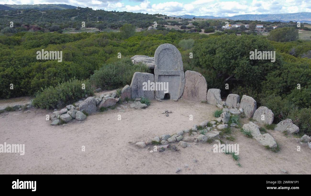 Tombe des géants de S'Ena e Thomes construite pendant l'âge du bronze par la civilisation nuragique, Doragli, Sardaigne, Italie Banque D'Images