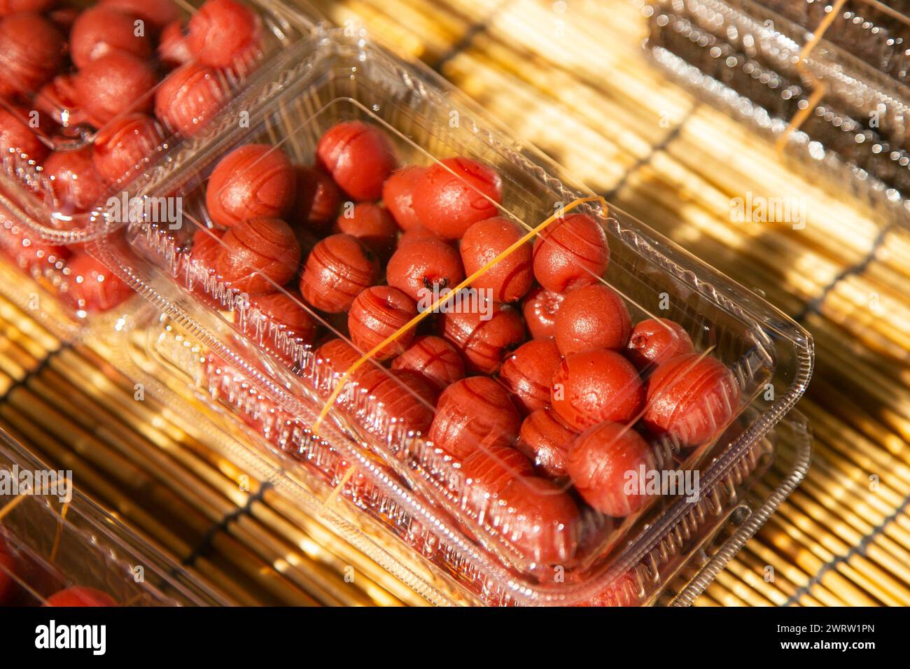 Umeboshi est un plat traditionnel japonais, un cornichon ume qui est séché, salé dans des fûts, et un poids est placé sur le dessus pour presser le jus. Banque D'Images