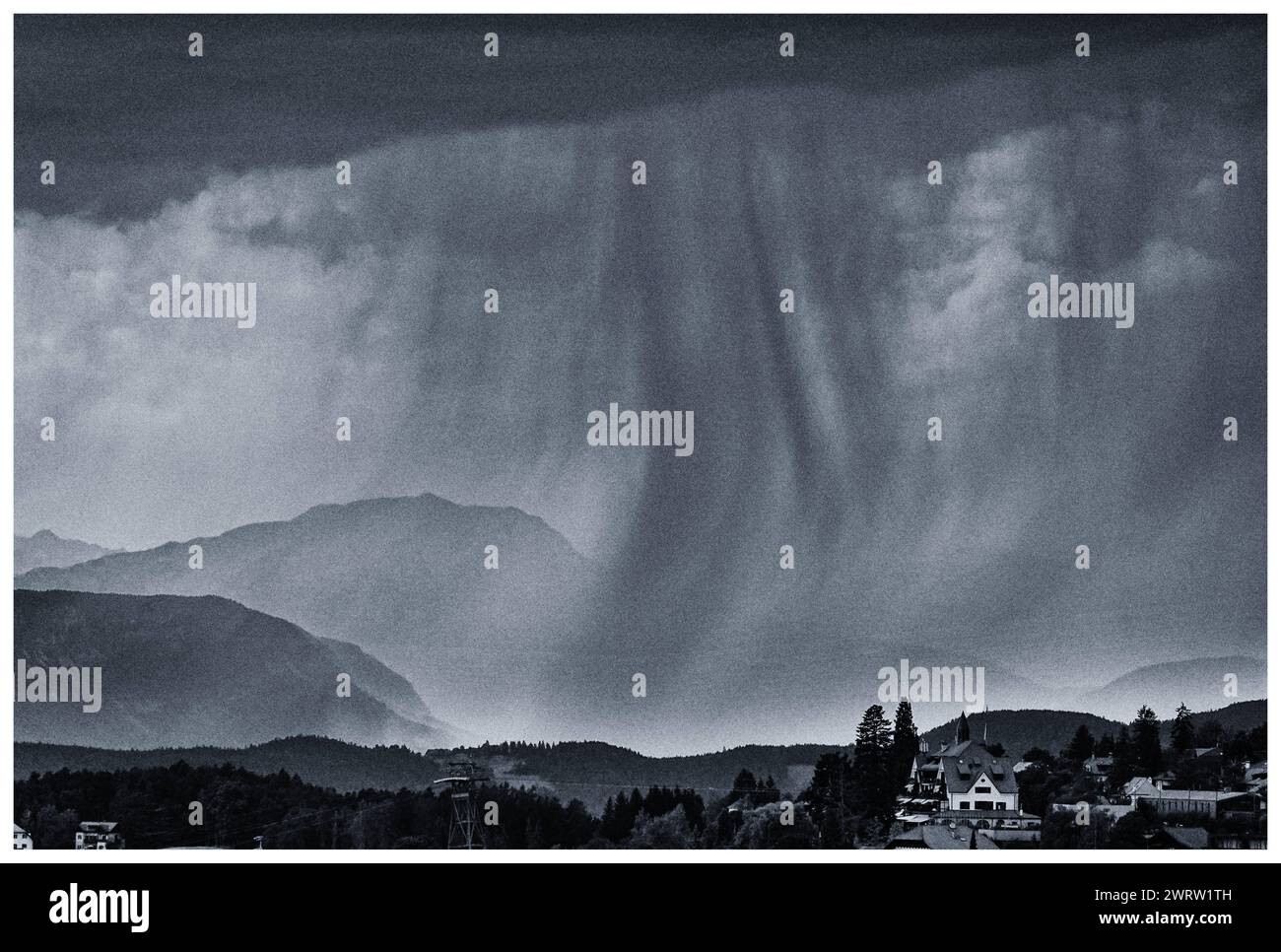 23.07.2022, Wolfsgruben, Suedtirol, ITA - Starkregen ueber den Alpen. Alpen, aussen, Aussenaufnahme, Berge, dramatisch, Duester, Duesternis, dunkel, dunkelheit, Europe, europaeisch, Gebirge, Himmel, Italien, Italienisch, Jahreszeit, Landschaft, Landschaftsaufnahme, météorologie, monochrom, Naturereignis, niemand, QF, Querformat, regen, Regenmassen, Regenwolken, regnerisch, Ritten, Rittner Berg, s/w, schwarzweiss, Sommer, Stadt, Stadtansicht, Stadtlandschaft, Starkregen, Suedeuropa, Suedtirol, Wassermassen, Wetterkunde, Wetterstimmung, Wolfsgruben, Wolken, Wolkenwand 220723D330WOLFSGRUB Banque D'Images