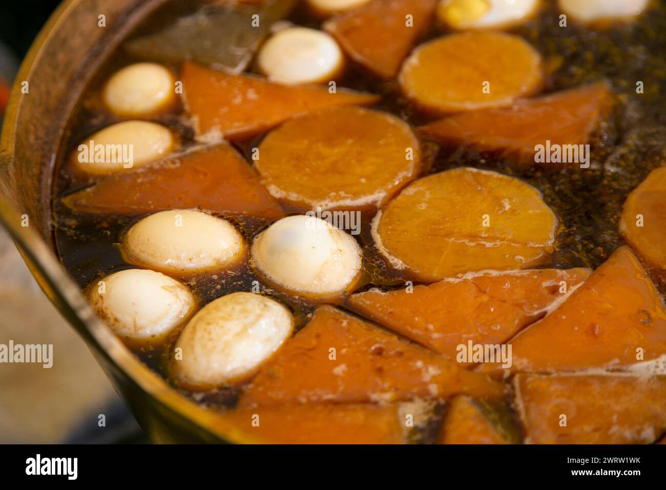 Oden est un type de nabemono, traditionnellement cuit dans un donabe (pot en argile) et composé de gâteaux de poisson japonais, de konnyaku ou de tofu. Banque D'Images