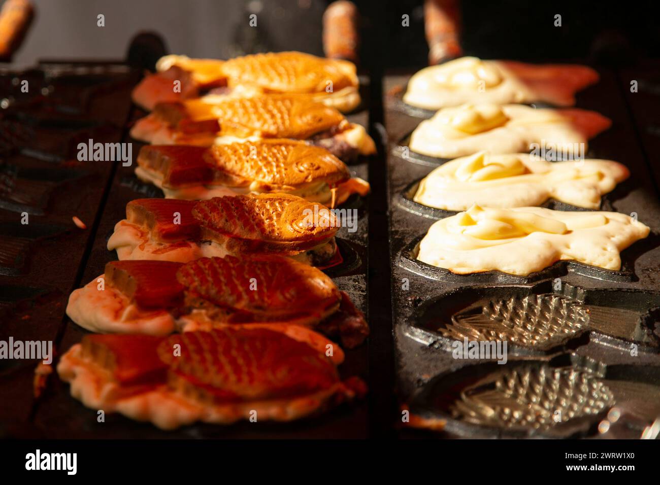 Le taiyaki est un gâteau japonais en forme de poisson, couramment vendu comme nourriture de rue. Banque D'Images