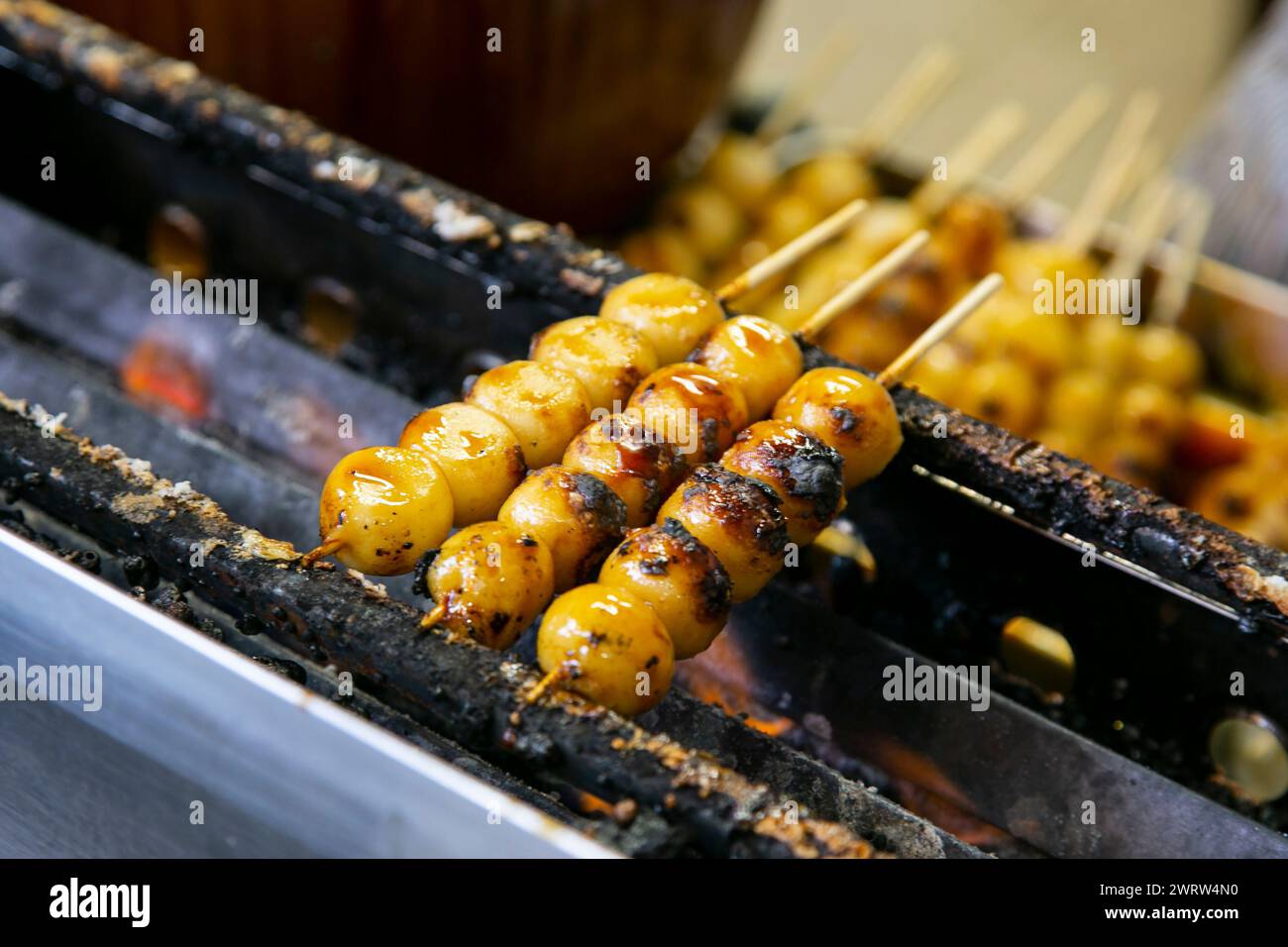 Boule de riz collante grillée dans le kiosque de rue. Cuisine japonaise traditionnelle Mochi Banque D'Images