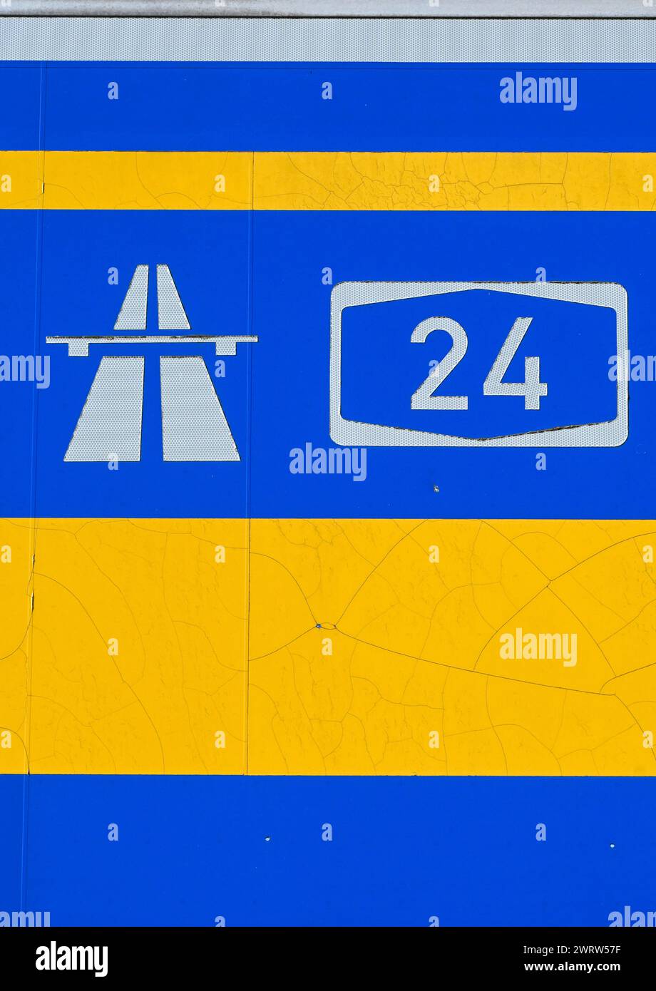 13 mars 2024, Brandenburg, Wittstock/Dosse : un panneau indique l'autoroute A24. L'autoroute fédérale A24 relie Hambourg et Berlin, les deux plus grandes villes d'Allemagne. Tout le tronçon de l'A24 fait partie de la route européenne 26. Photo : Jens Kalaene/dpa Banque D'Images