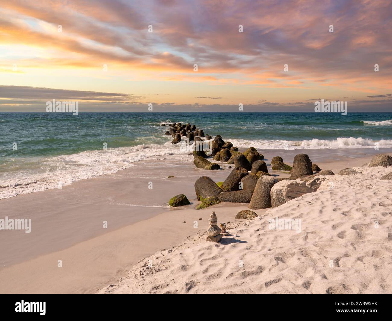 Protection côtière des tétrapodes sur la plage de Hoernum au coucher du soleil, île de Sylt, Frise du Nord, Schleswig-Holstein, Allemagne Banque D'Images