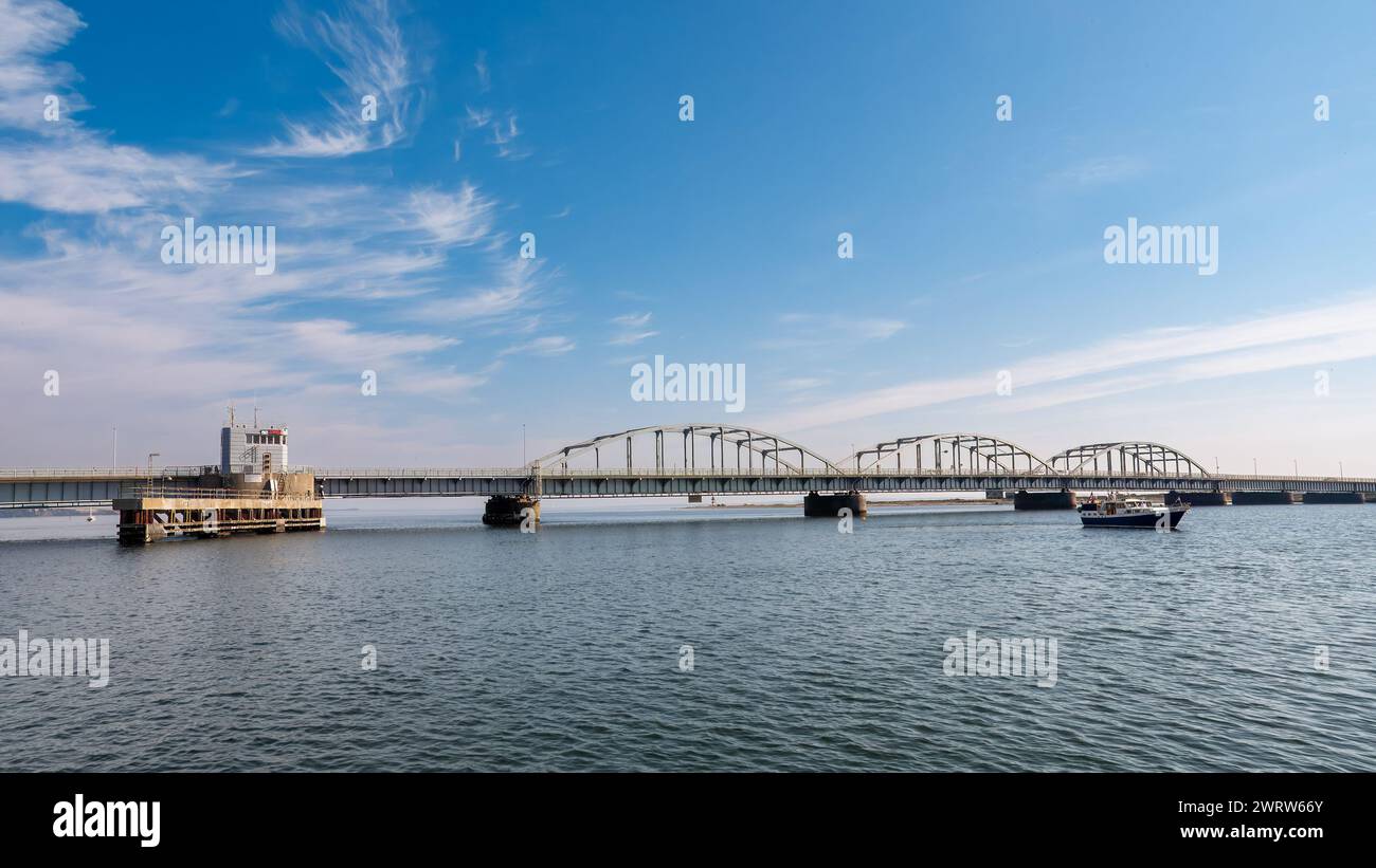 Pont d'Oddesund reliant la partie continentale du Jutland à Thyholm au-dessus du détroit d'Oddesund dans le Limfjord, Midtjylland, Danemark Banque D'Images