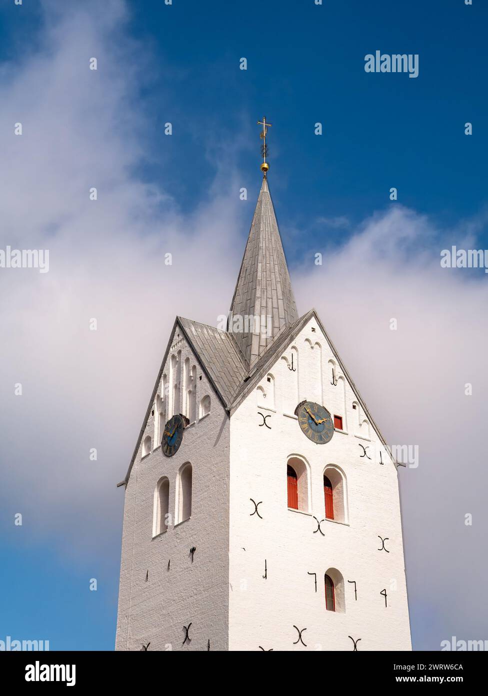 Tour d'église en briques gothiques blanches dans la ville de marché de Thisted dans Nordjylland, Danemark Banque D'Images