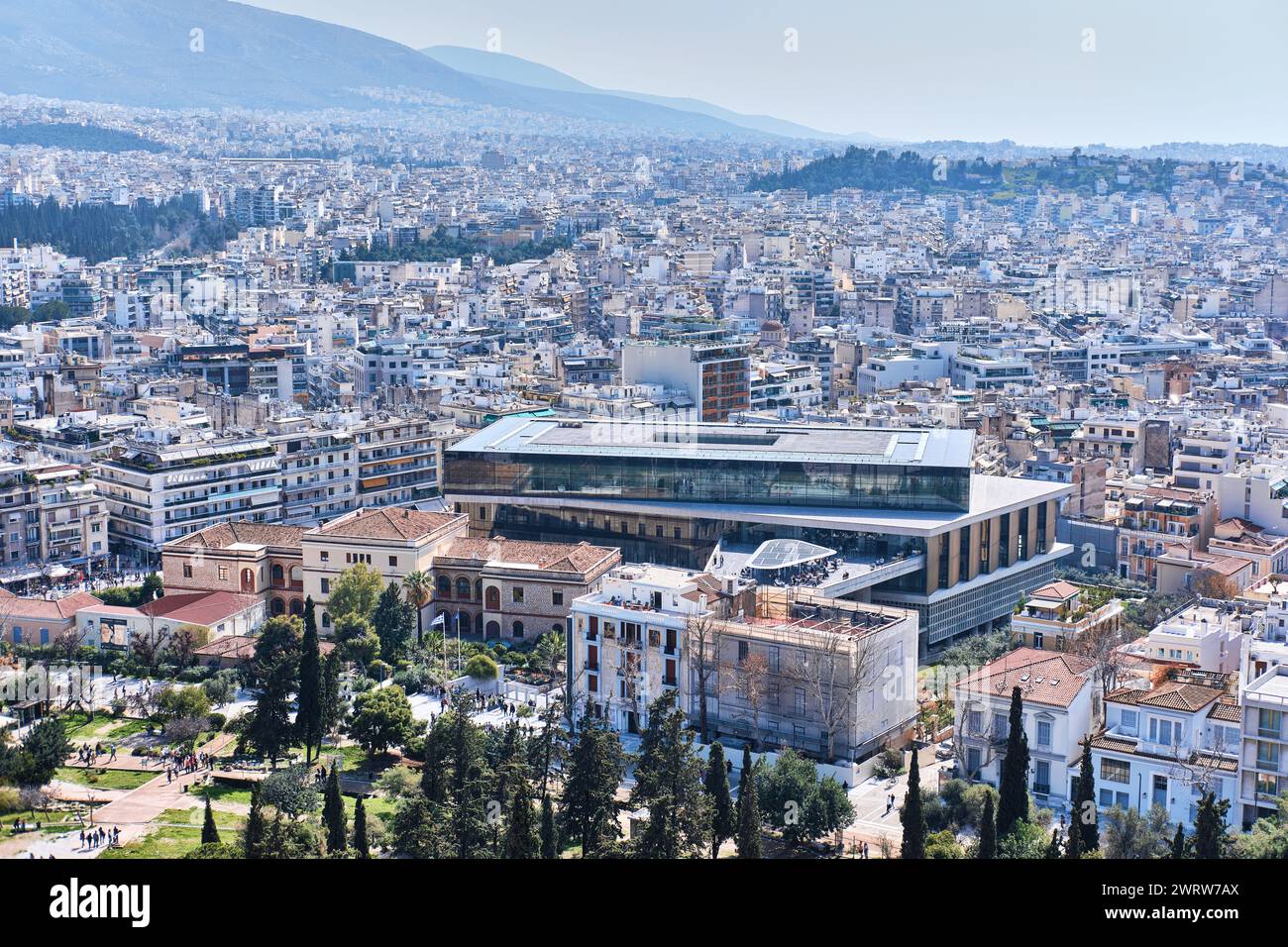 Athènes, Grèce - 02 mars 2024 : vue aérienne du Musée de l'Acropole depuis la colline de l'Acropole Banque D'Images