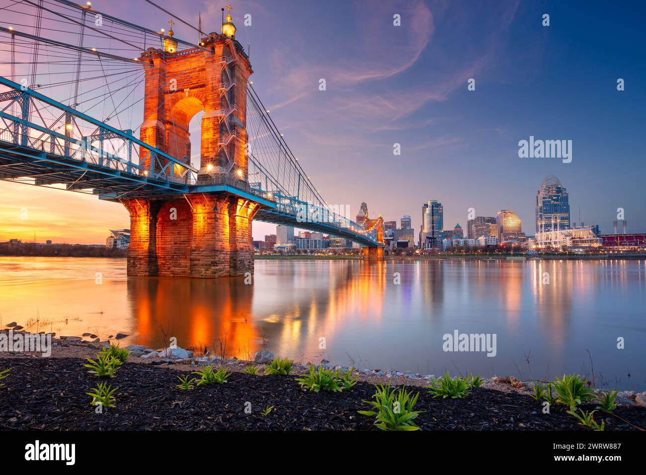 Cincinnati, Ohio, États-Unis. Image de paysage urbain de Cincinnati, Ohio, USA ligne d'horizon du centre-ville avec le pont suspendu John A. Roebling et reflet de la cit Banque D'Images