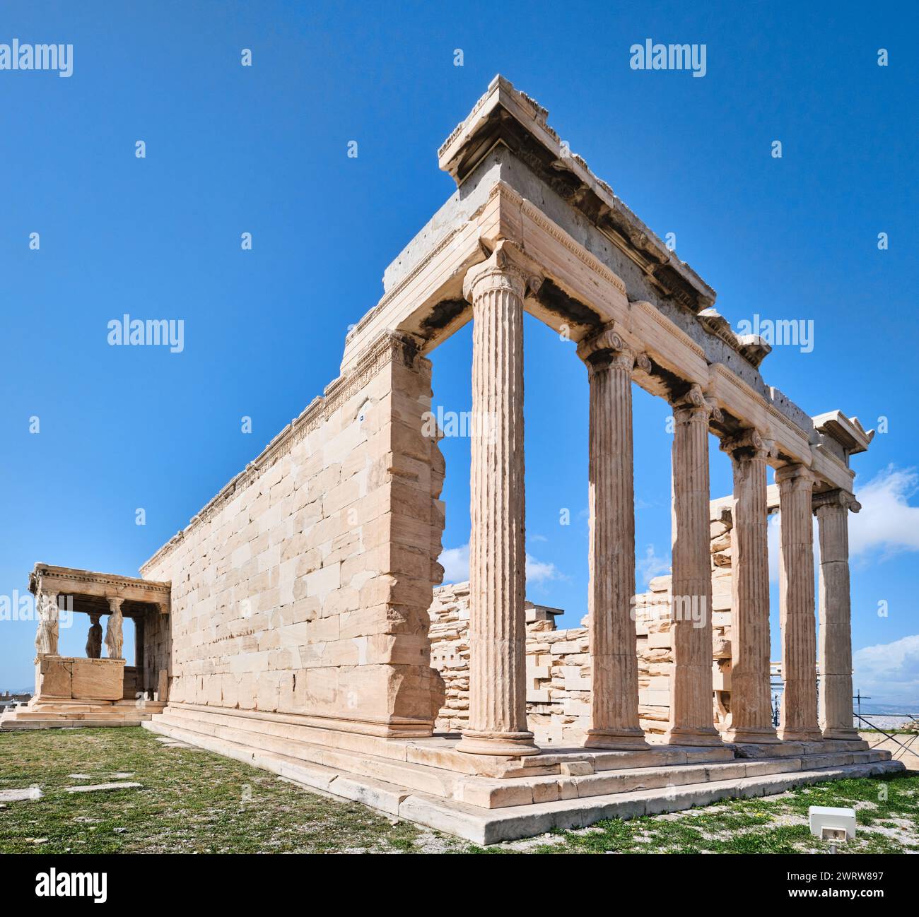 Athènes, Grèce - 02 mars 2024 : L'Erechthéion (ou Erechtheum, 406 av. J.-C.) avec les Caryatides - ancien temple grec sur le côté nord de l'Acropole Banque D'Images