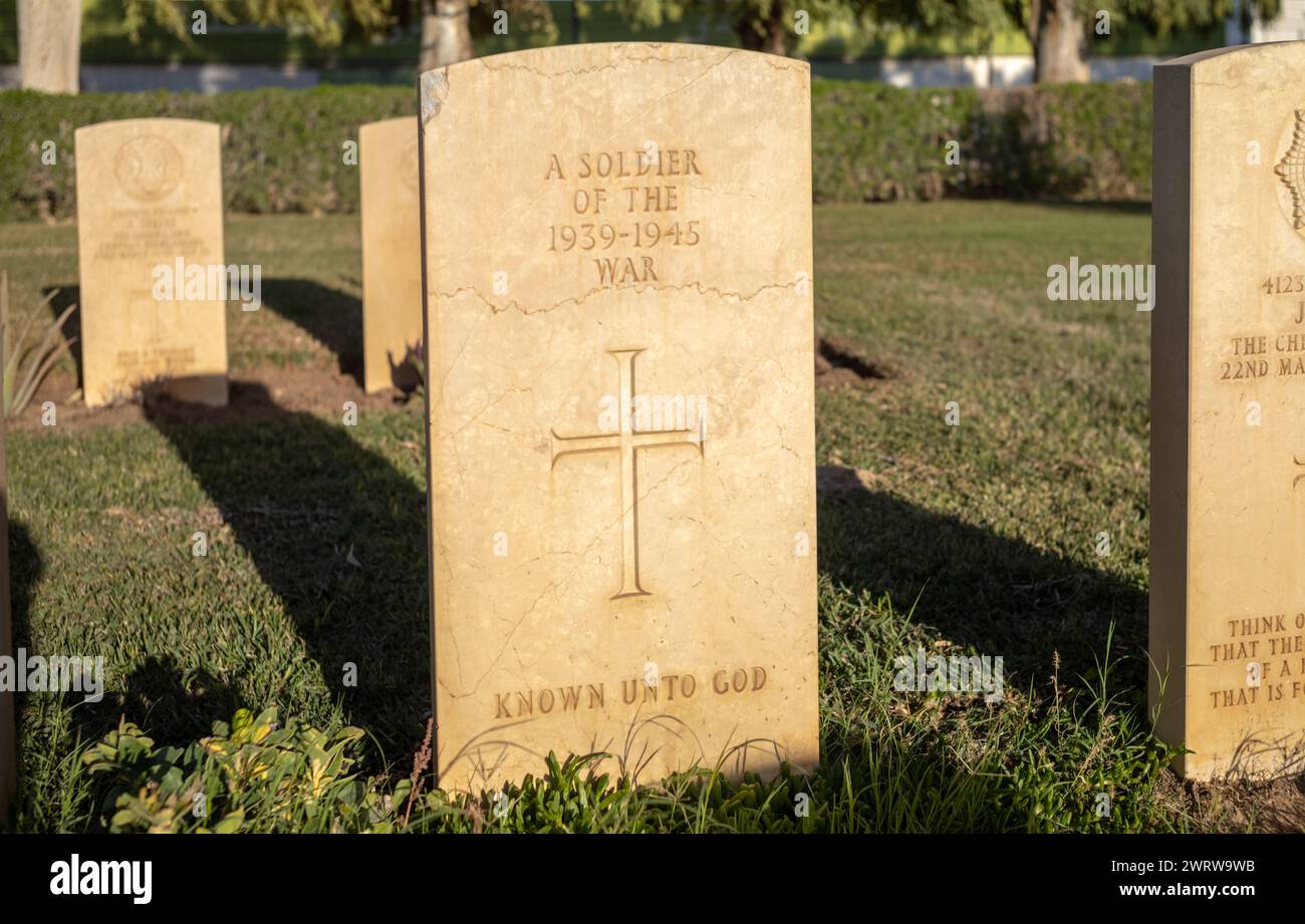 Tombe d'un soldat britannique inconnu tué lors de la campagne d'Afrique du Nord en 1943, cimetière de guerre d'Enfidaville, Enfidha, Tunisie. Banque D'Images