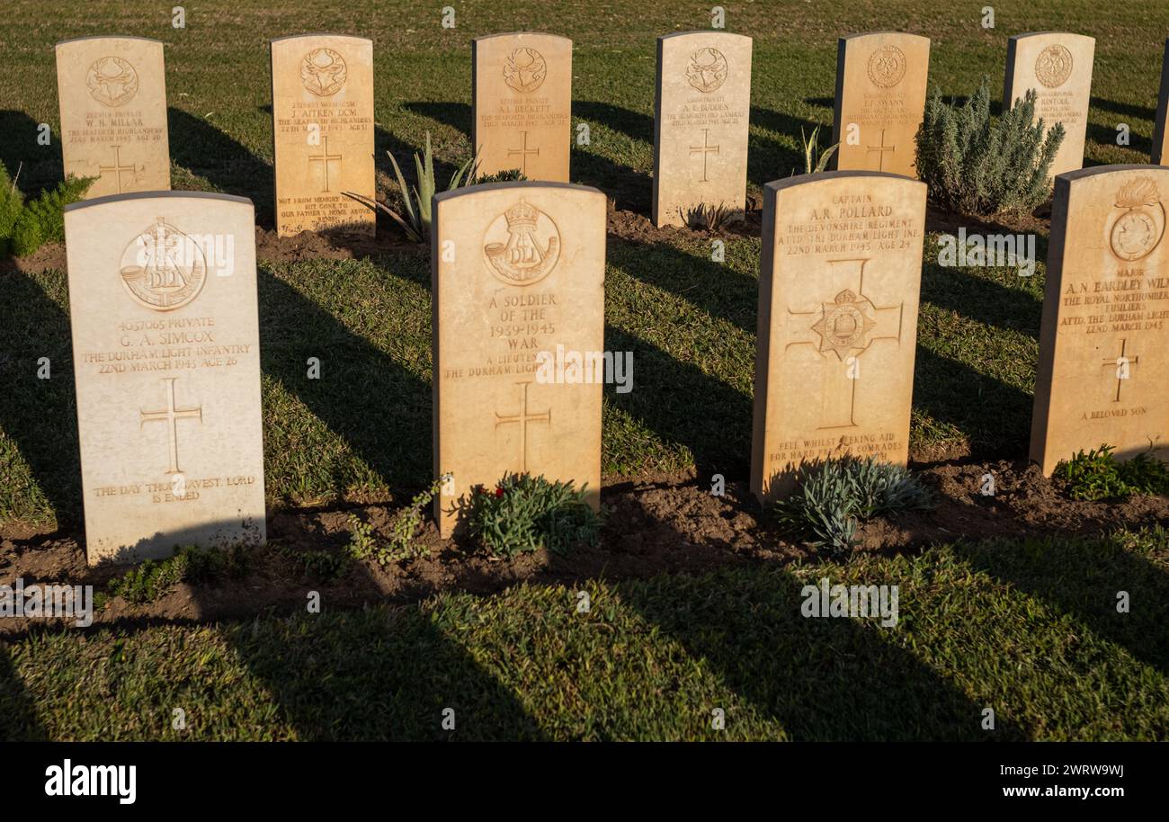 Tombes de soldats britanniques tués lors de la campagne d'Afrique du Nord février 1943, cimetière de guerre d'Enfidaville, Enfidha, Tunisie. Banque D'Images