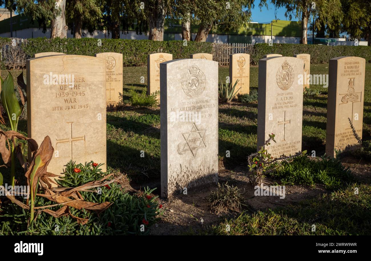 Tombes d'un soldat inconnu à côté d'un soldat juif britannique tué lors de la campagne d'Afrique du Nord en juin 1943, cimetière de guerre d'Enfidaville, Enfidha Banque D'Images