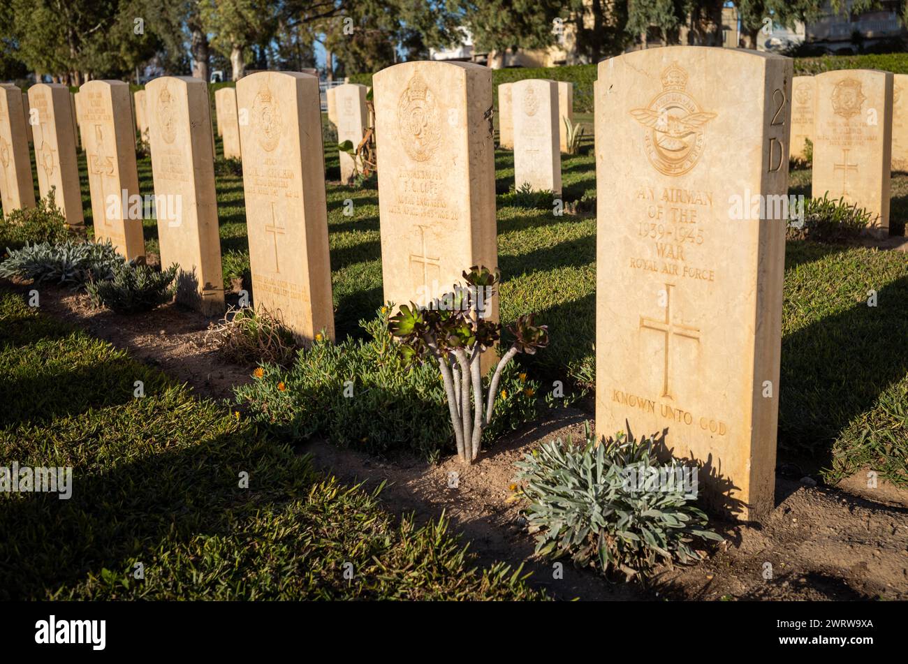 Tombe d'un aviateur britannique inconnu tué lors de la campagne d'Afrique du Nord, cimetière de guerre d'Enfidaville, Enfidha, Tunisie. Banque D'Images Tombe d'un aviateur britannique inconnu tué lors de la campagne d'Afrique du Nord, cimetière de guerre d'Enfidaville, Enfidha, Tunisie. Banque D'Images