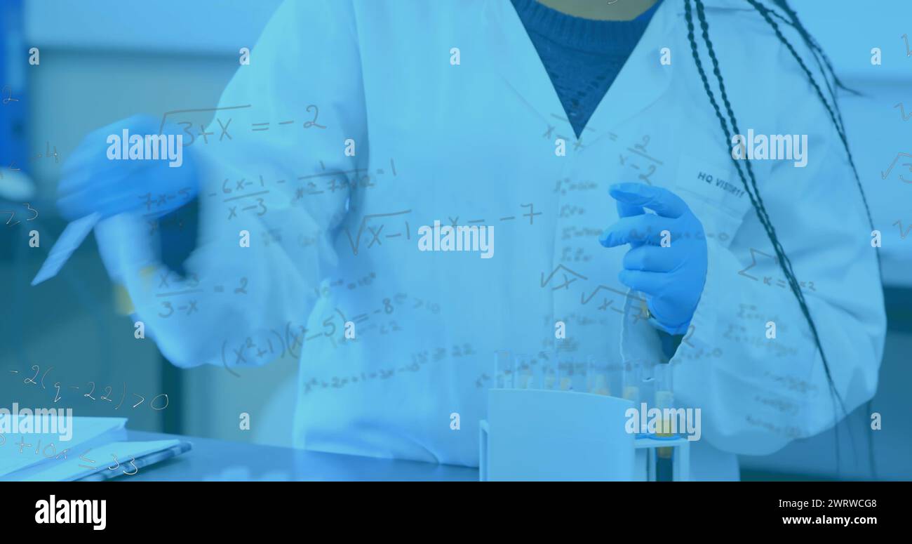 Image de formule et de données flottant sur une vue en coupe médiane d'un travailleur de laboratoire pendant la recherche Banque D'Images